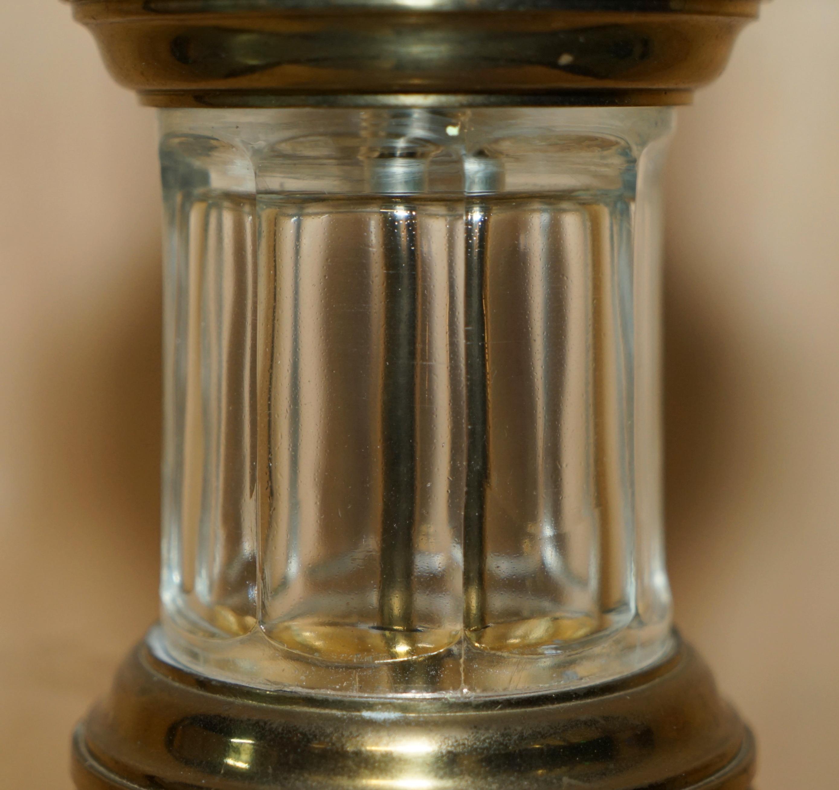 Très grande paire de lampes de bureau en laiton en forme de phare en verre vintage entièrement restaurées en vente 12