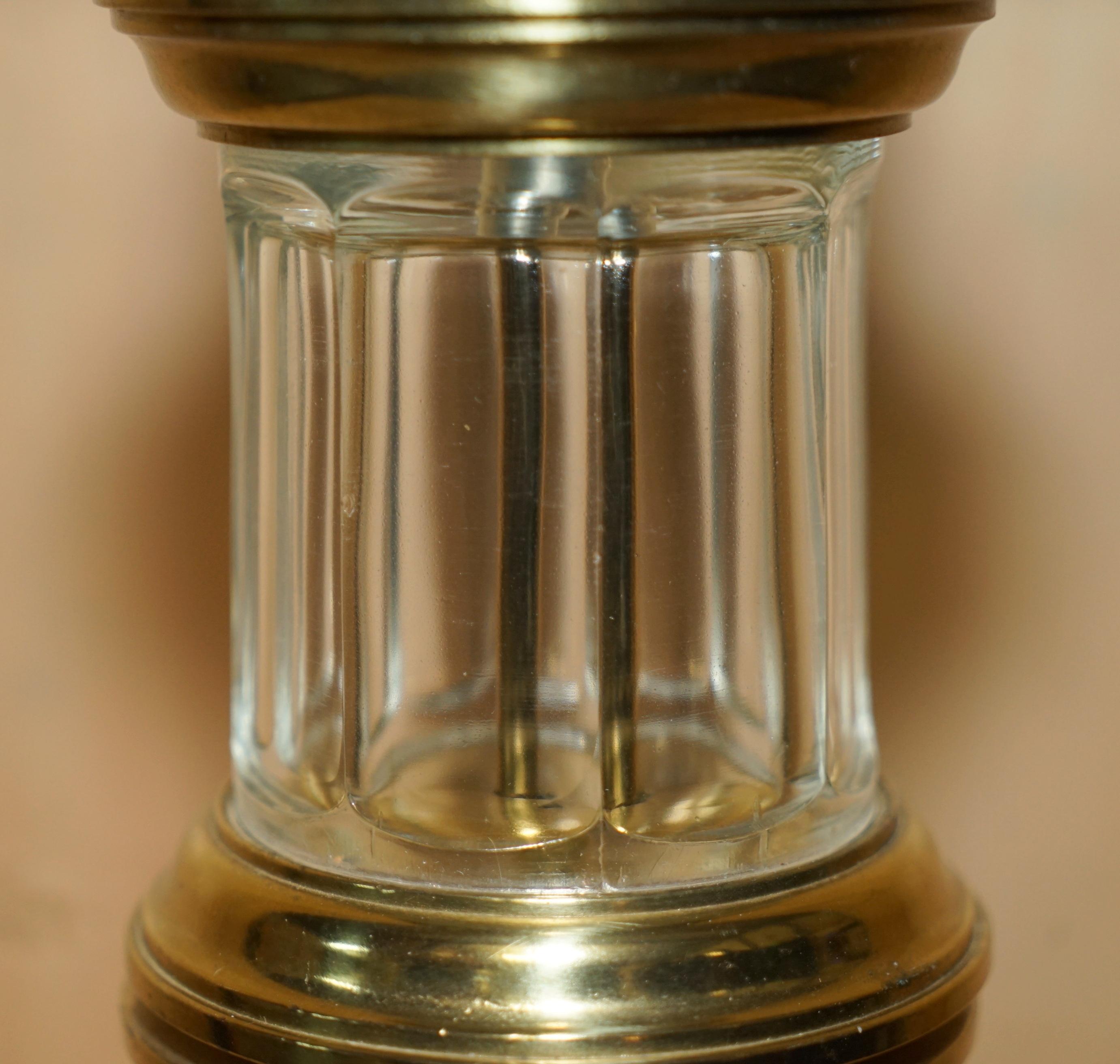 Très grande paire de lampes de bureau en laiton en forme de phare en verre vintage entièrement restaurées en vente 13