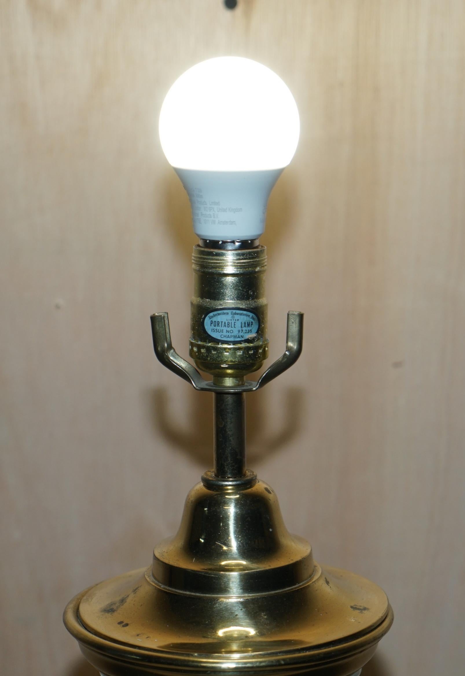 Fait main Très grande paire de lampes de bureau en laiton en forme de phare en verre vintage entièrement restaurées en vente