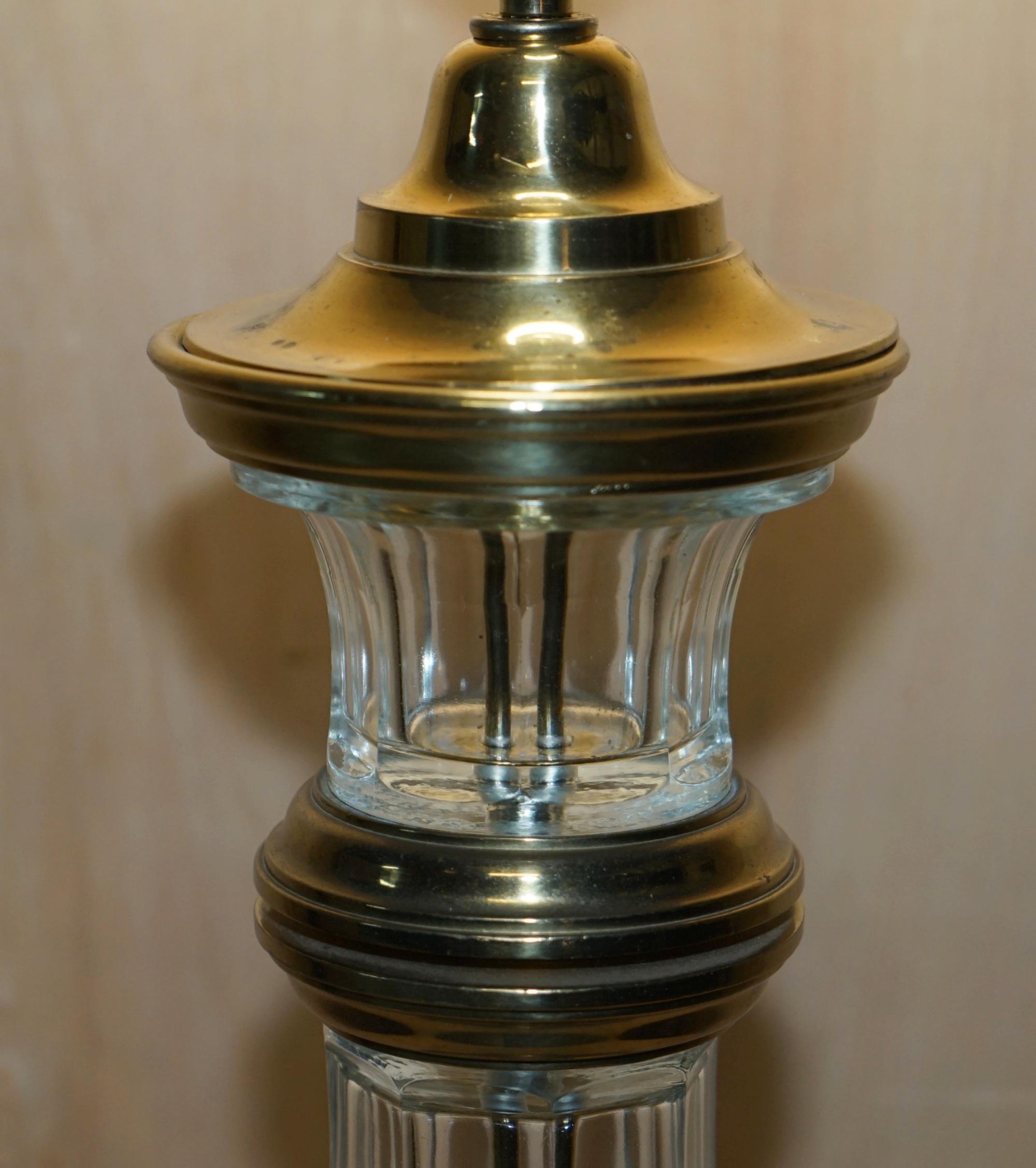 20ième siècle Très grande paire de lampes de bureau en laiton en forme de phare en verre vintage entièrement restaurées en vente