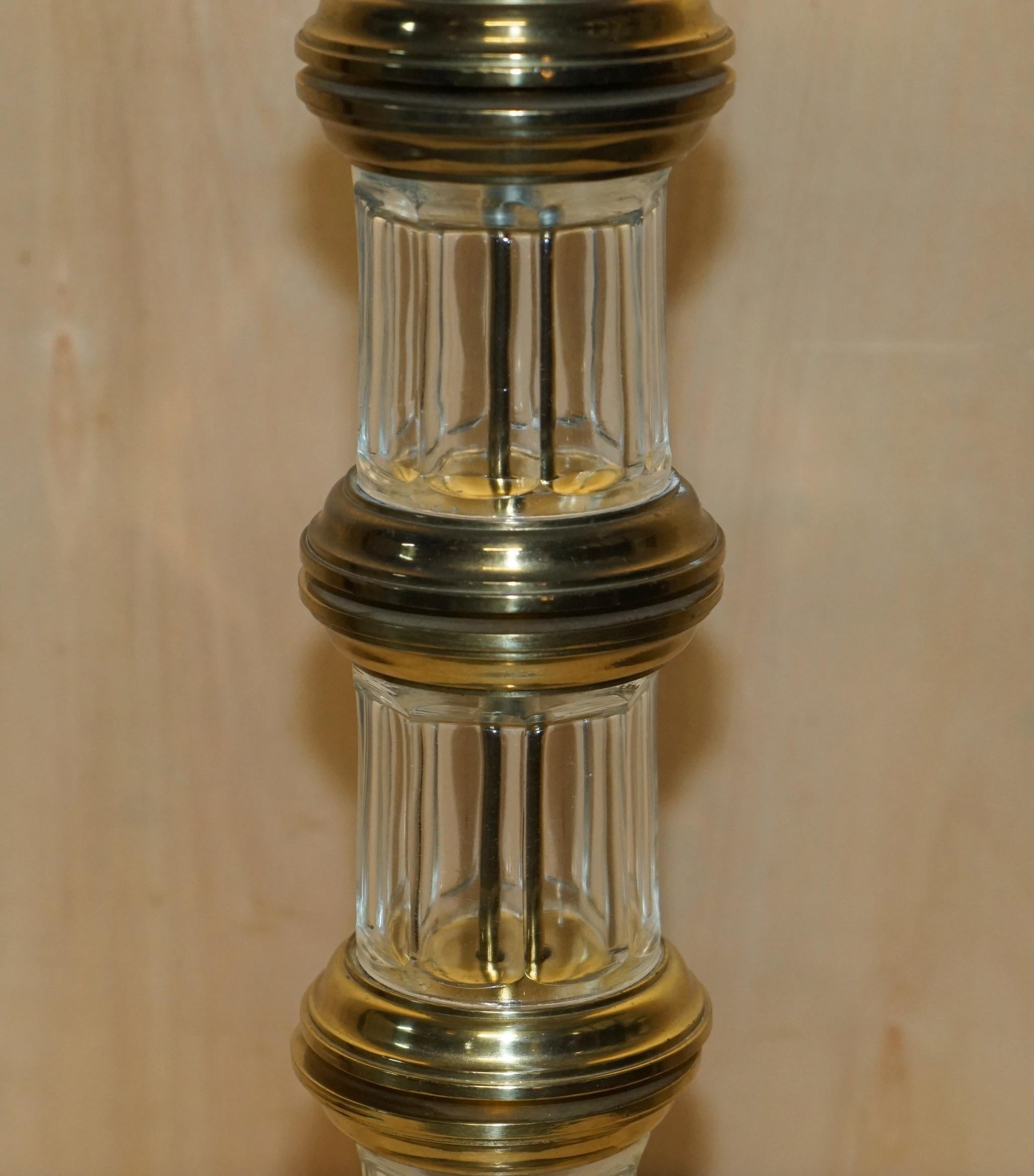 Laiton Très grande paire de lampes de bureau en laiton en forme de phare en verre vintage entièrement restaurées en vente