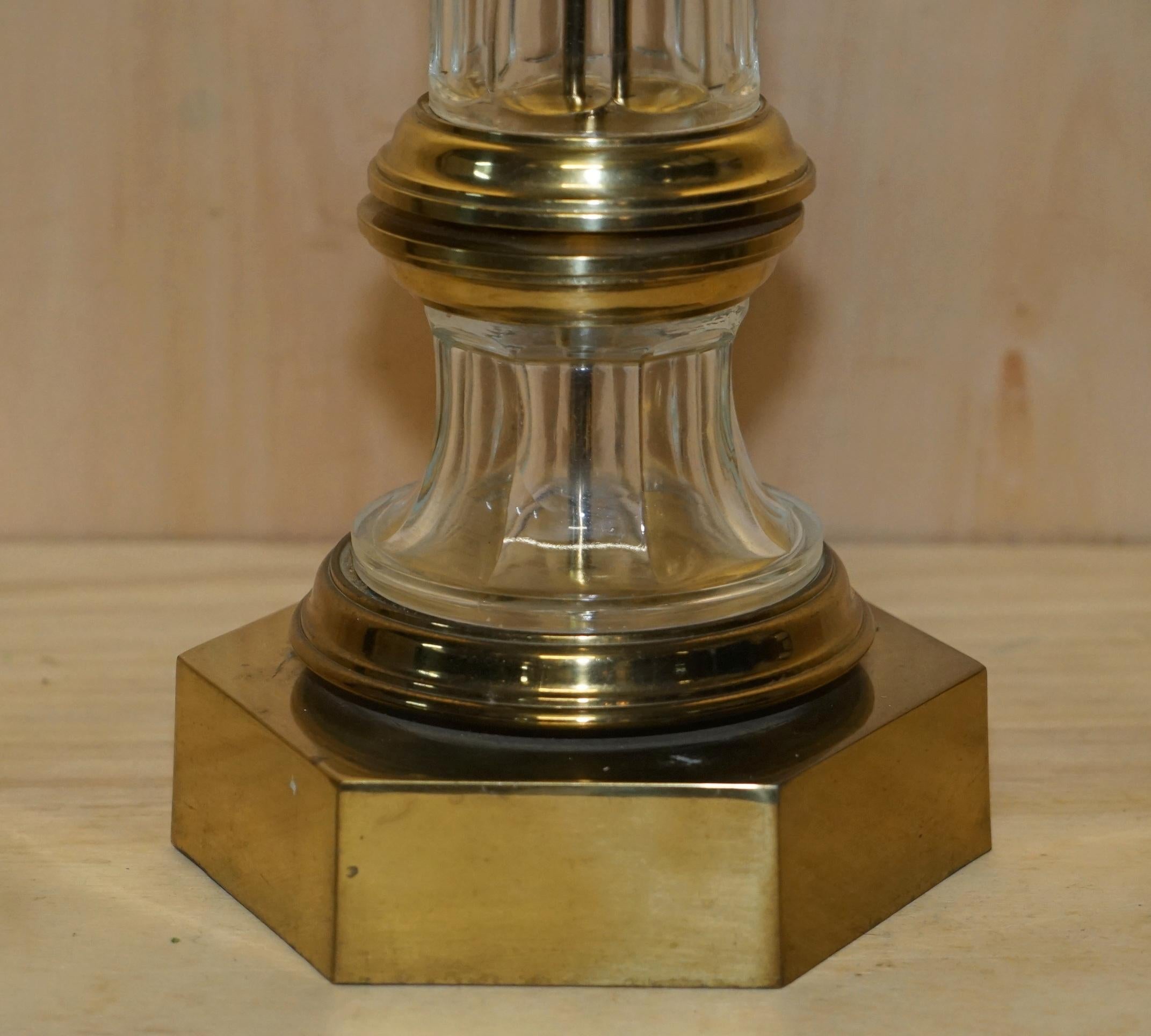 Très grande paire de lampes de bureau en laiton en forme de phare en verre vintage entièrement restaurées en vente 1