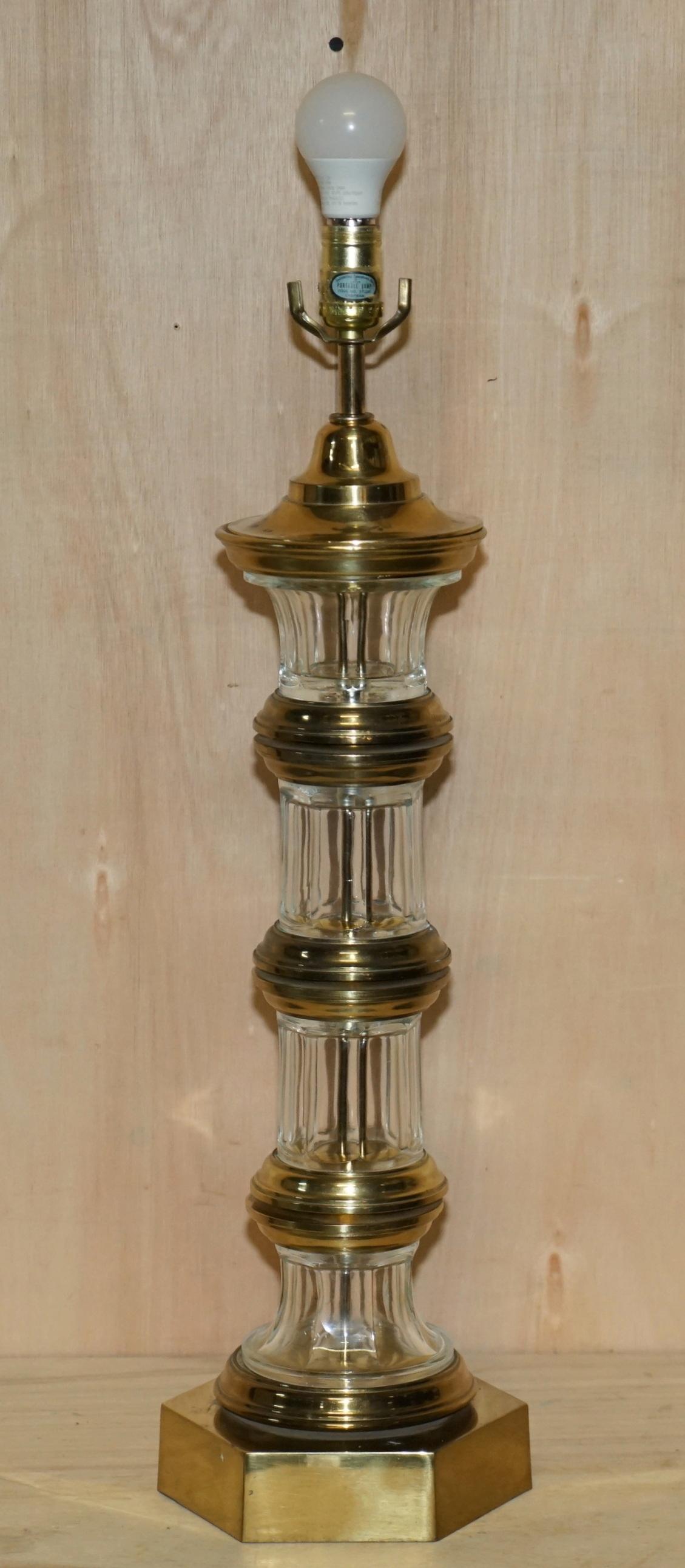 Très grande paire de lampes de bureau en laiton en forme de phare en verre vintage entièrement restaurées en vente 2
