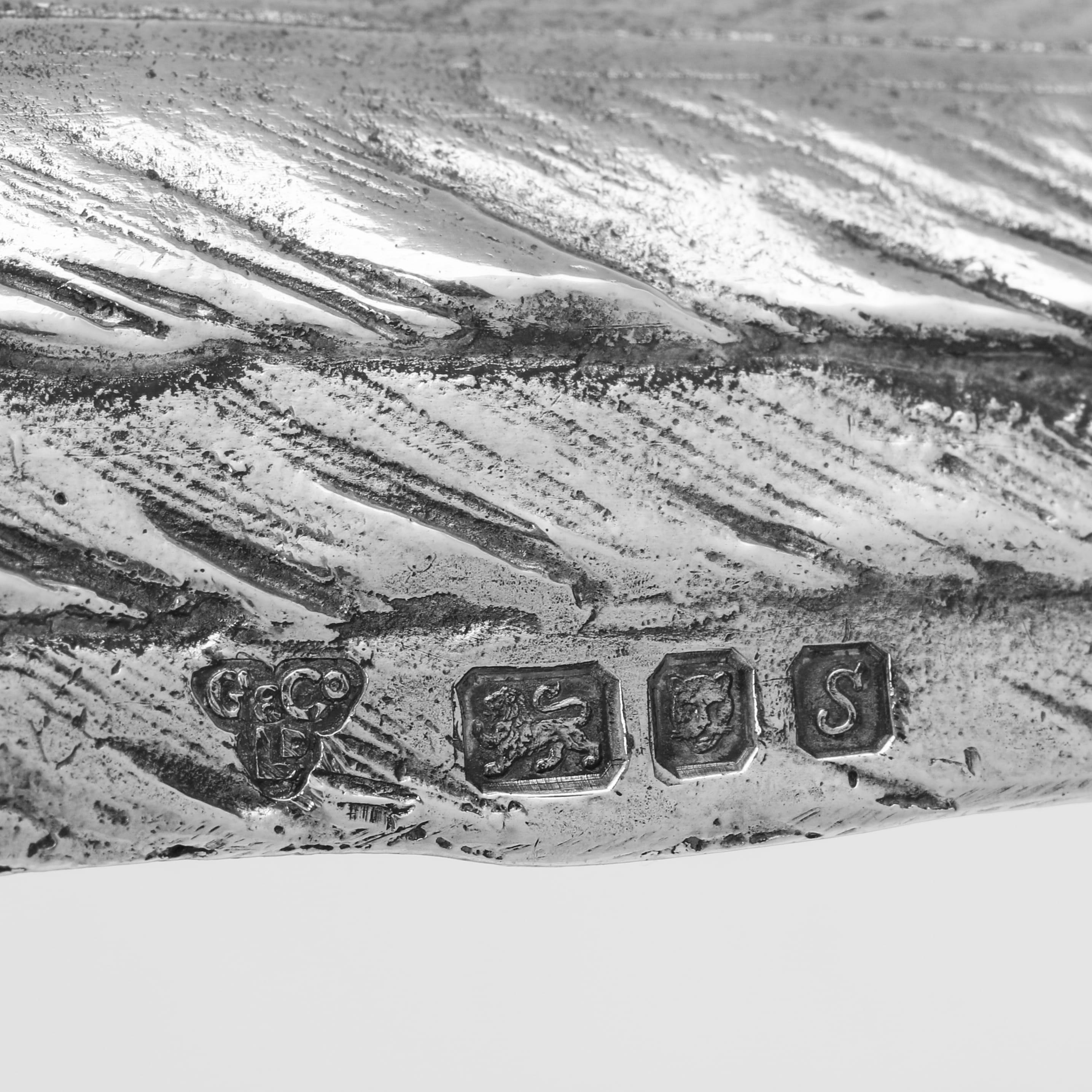 Coppia molto grande di fagiani in argento sterling realizzati da Garrards a Londra 1973 in vendita 3