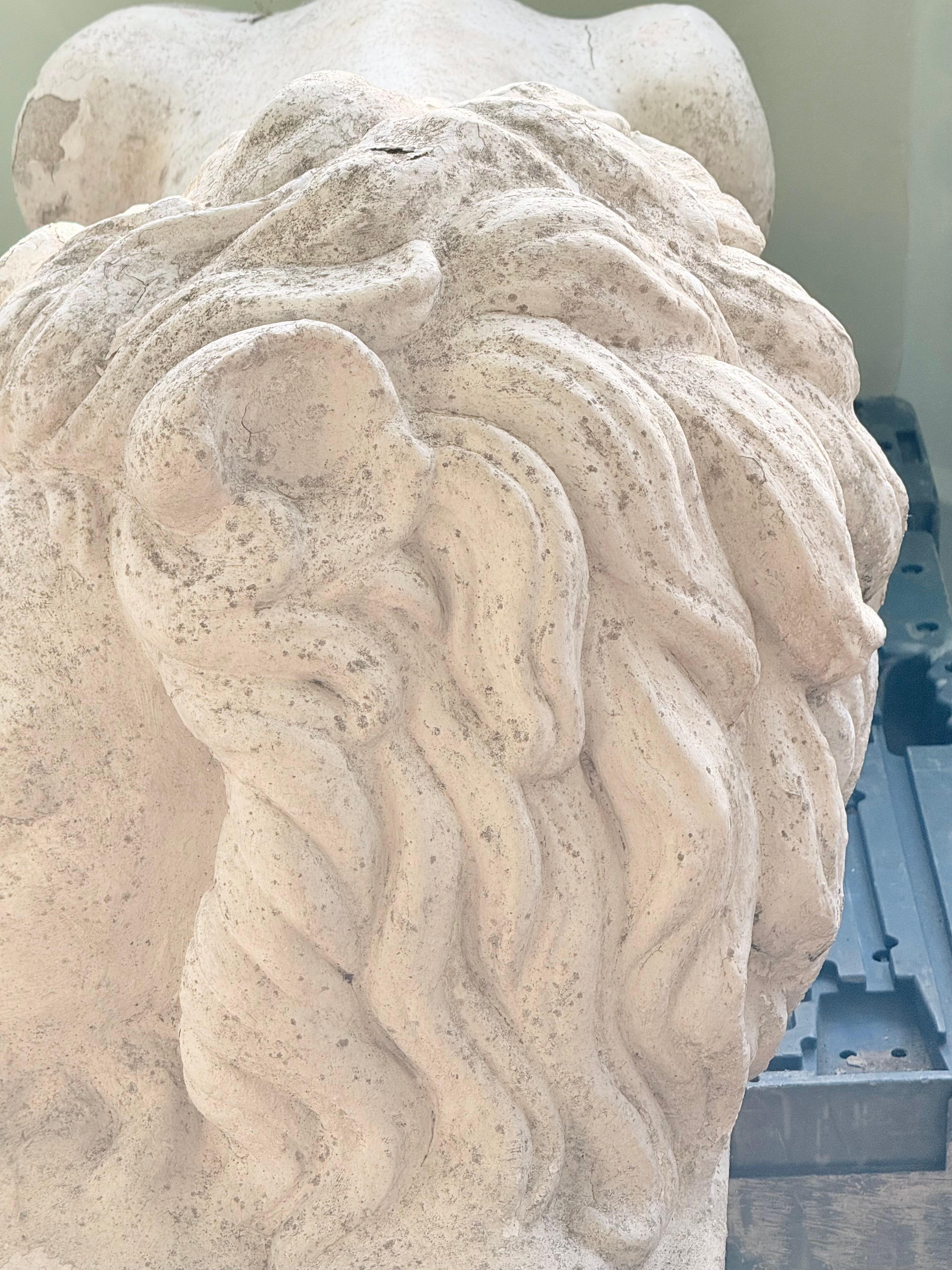 Coppia molto grande di leoni in pietra fusa dipinti dopo Antonio Canova (1757-1822) in vendita 4