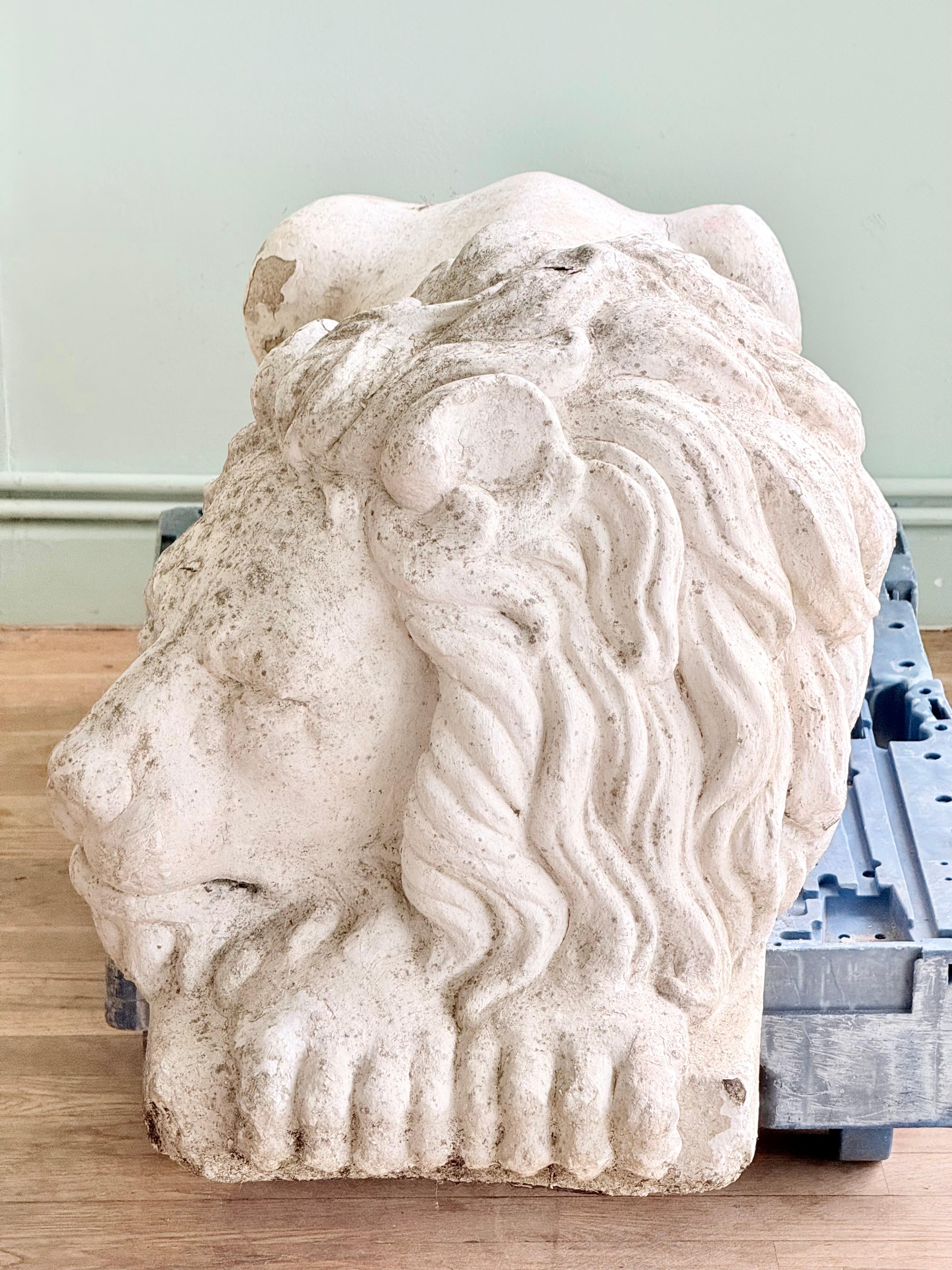 Coppia molto grande di leoni in pietra fusa dipinti dopo Antonio Canova (1757-1822) in vendita 8