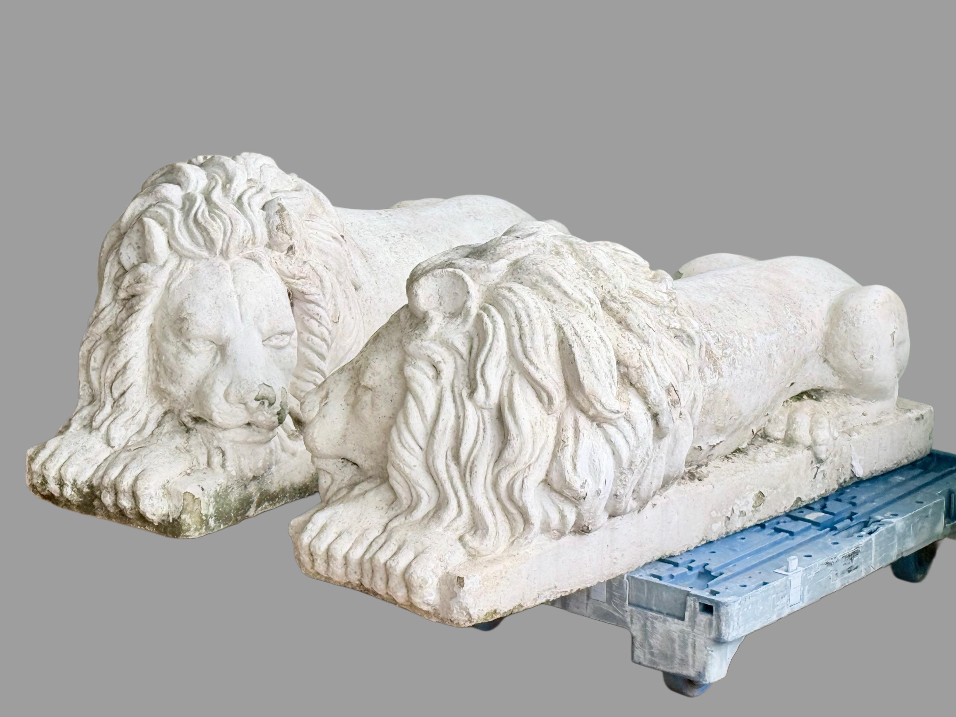 Una coppia molto grande di sculture di leoni in pietra dipinta, ispirate alle creazioni originali in marmo di Antonio Canova (1757-1822) per la tomba di Papa Clemente XIII nella Basilica di San Pietro. I leoni sono noti per la loro forza e sicurezza