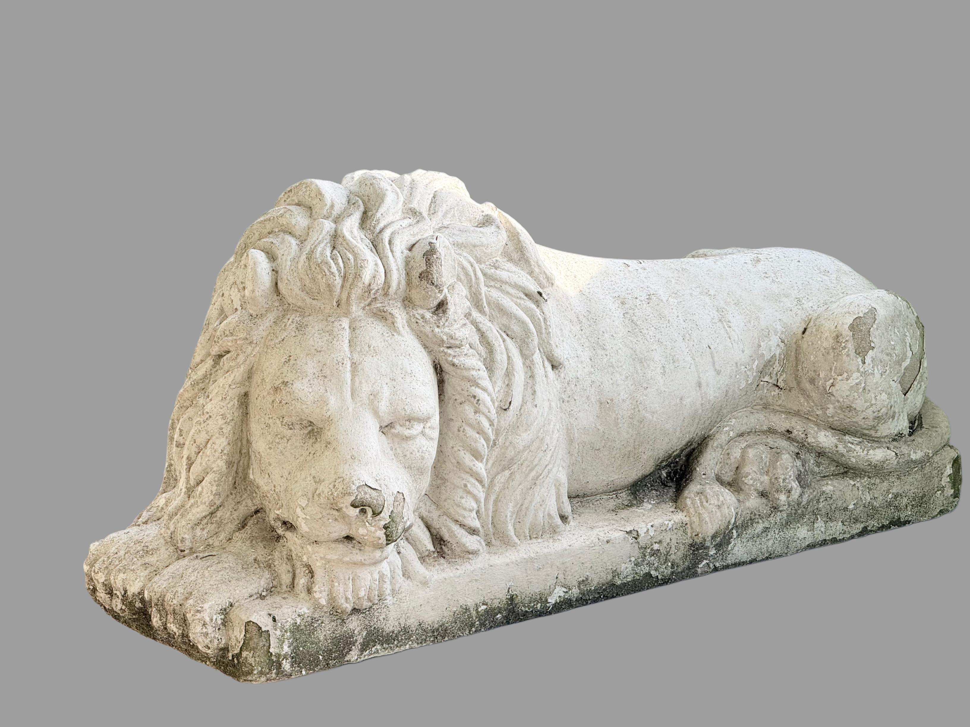 Neoclassico Coppia molto grande di leoni in pietra fusa dipinti dopo Antonio Canova (1757-1822) in vendita