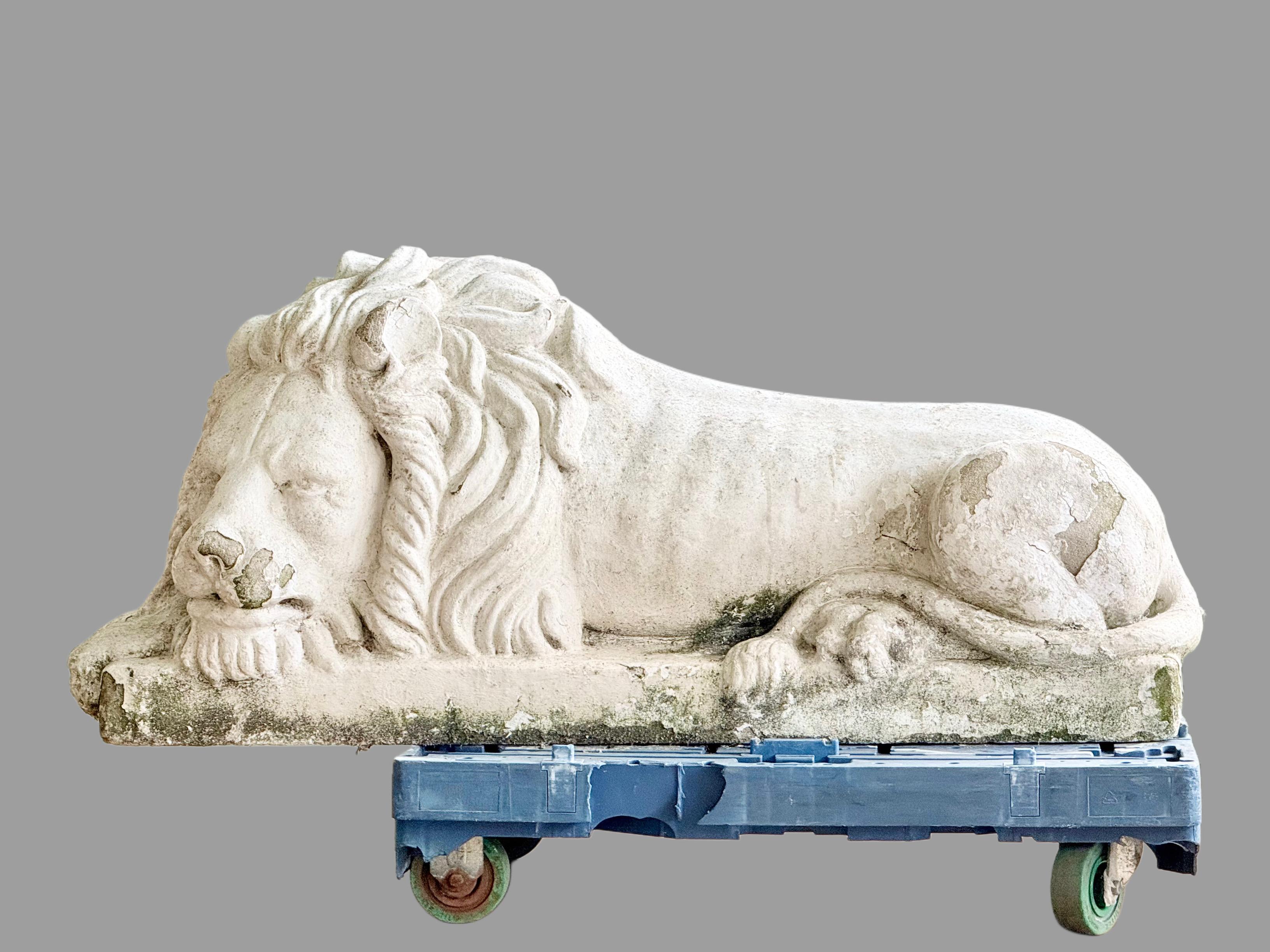 Calco Coppia molto grande di leoni in pietra fusa dipinti dopo Antonio Canova (1757-1822) in vendita