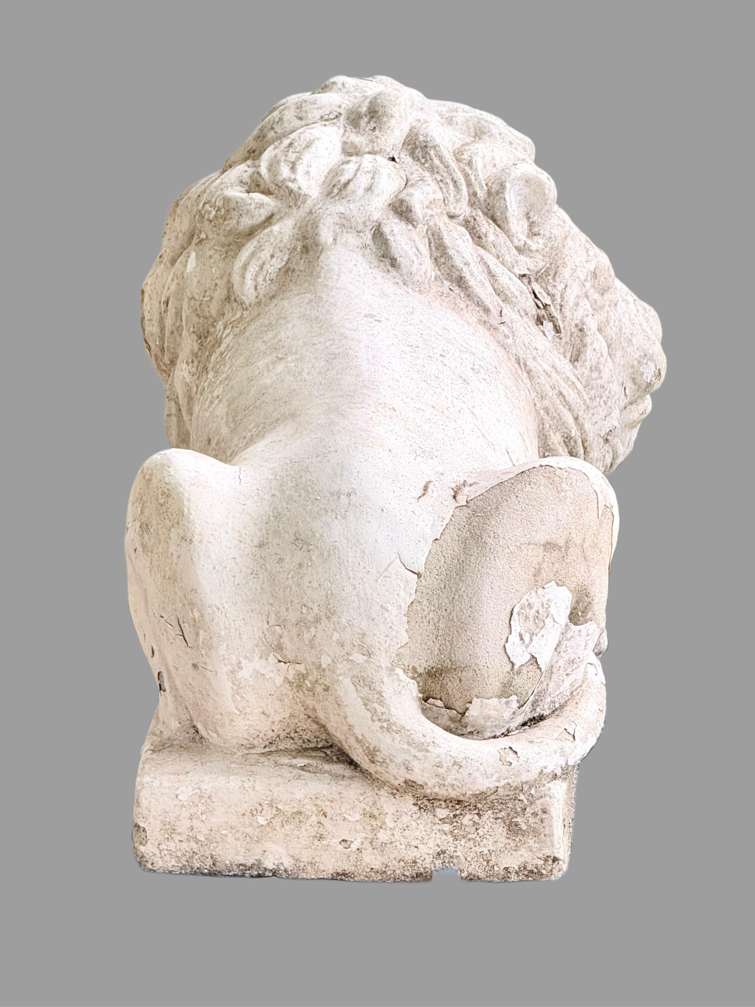 XIX secolo Coppia molto grande di leoni in pietra fusa dipinti dopo Antonio Canova (1757-1822) in vendita