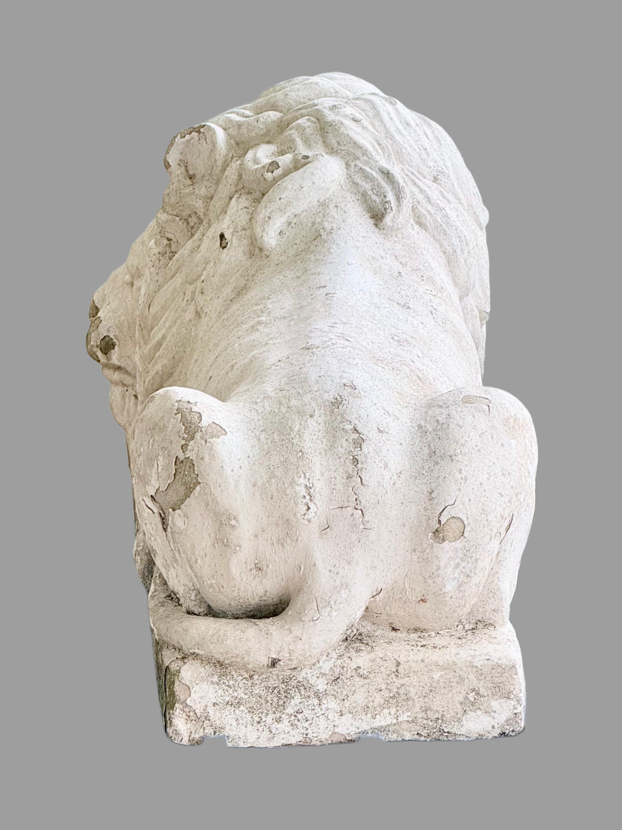 Pietra artificiale Coppia molto grande di leoni in pietra fusa dipinti dopo Antonio Canova (1757-1822) in vendita