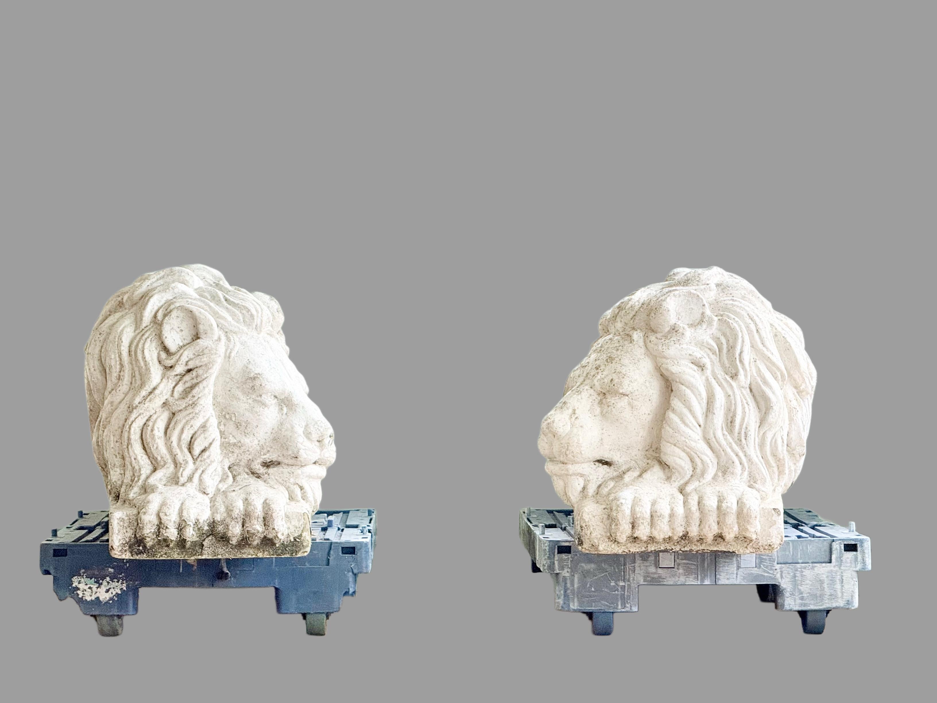 Coppia molto grande di leoni in pietra fusa dipinti dopo Antonio Canova (1757-1822) in vendita 1