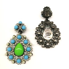 Très grandes boucles d'oreilles pendantes en pâte, perles, verre vert et turquoise, L. Vrba, années 1980