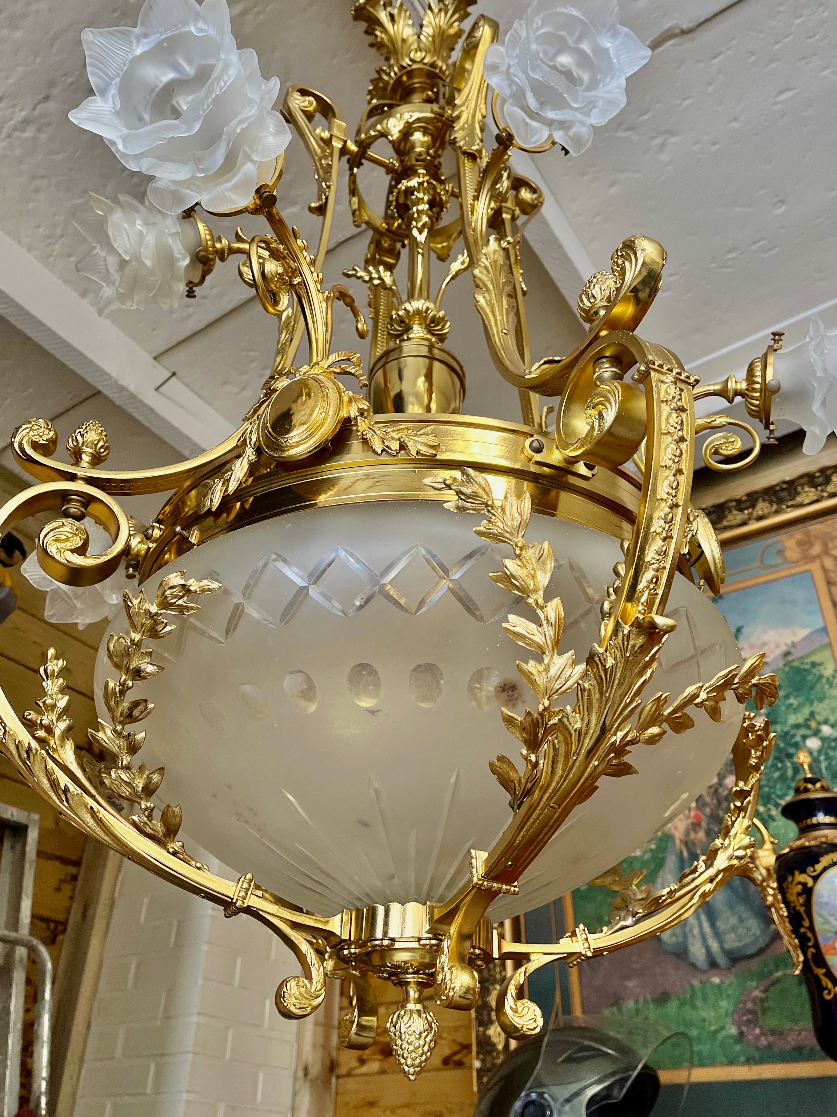Très grand lustre pendentif en laiton coulé massif avec 8 branches, début du 20e siècle
Ce lustre d'époque au design classique est fabriqué en laiton massif.
En excellent état et en parfait état de fonctionnement.
Patine d'origine sur les parties en