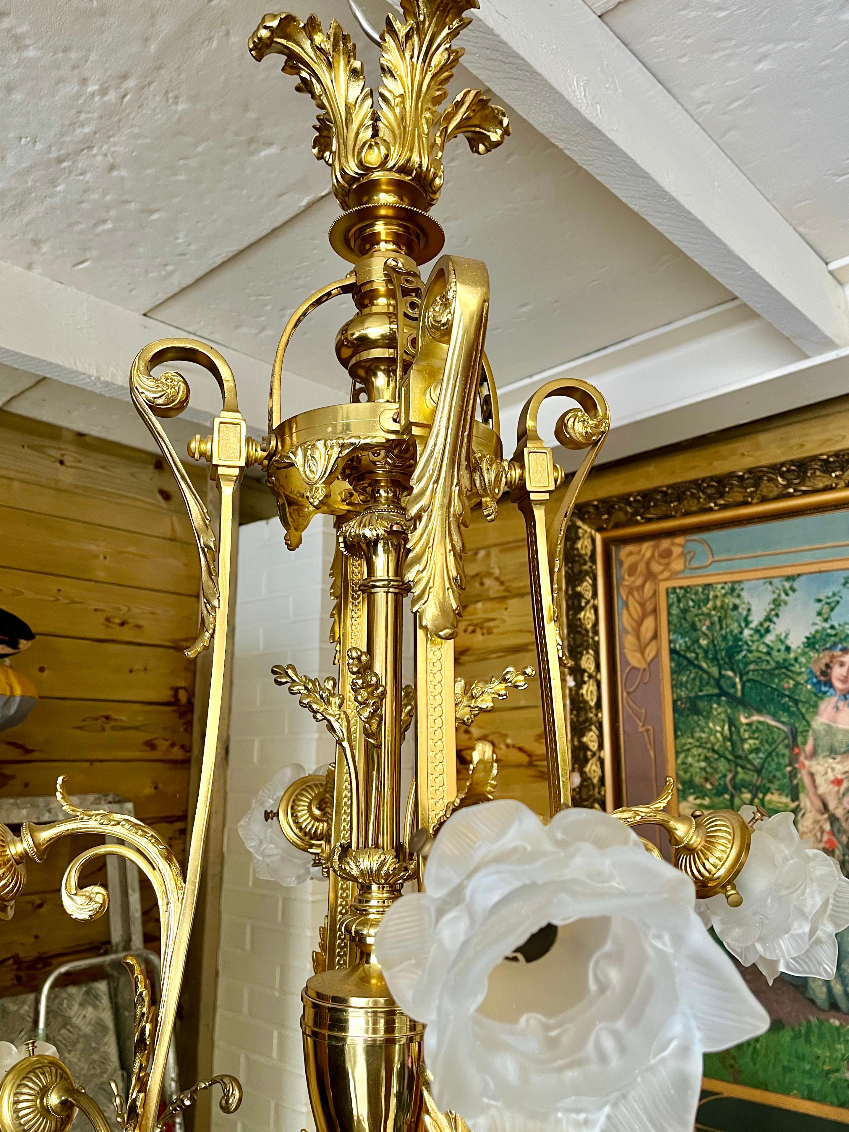 Début du 20ème siècle Très grand lustre suspendu en laiton massif à 8 bras, début du 20ème siècle en vente