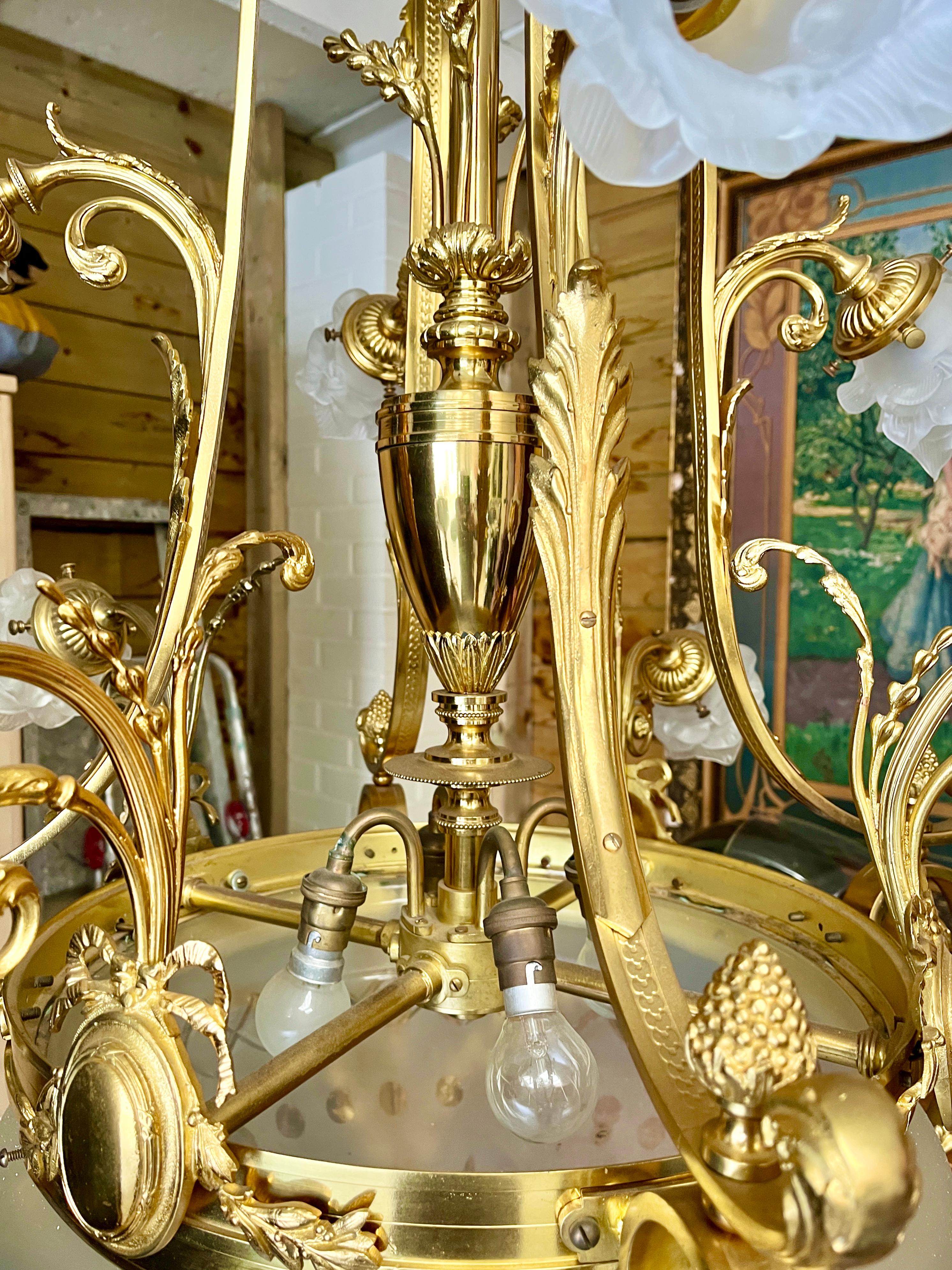 Très grand lustre suspendu en laiton massif à 8 bras, début du 20ème siècle en vente 2