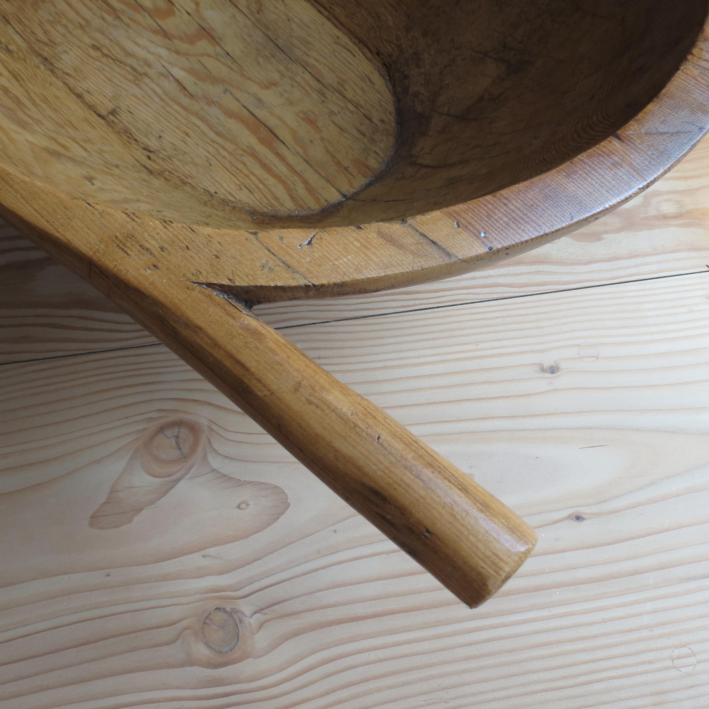Très grand bol rustique en bois de pin avec poignées de style Wabi Sabi en vente 3