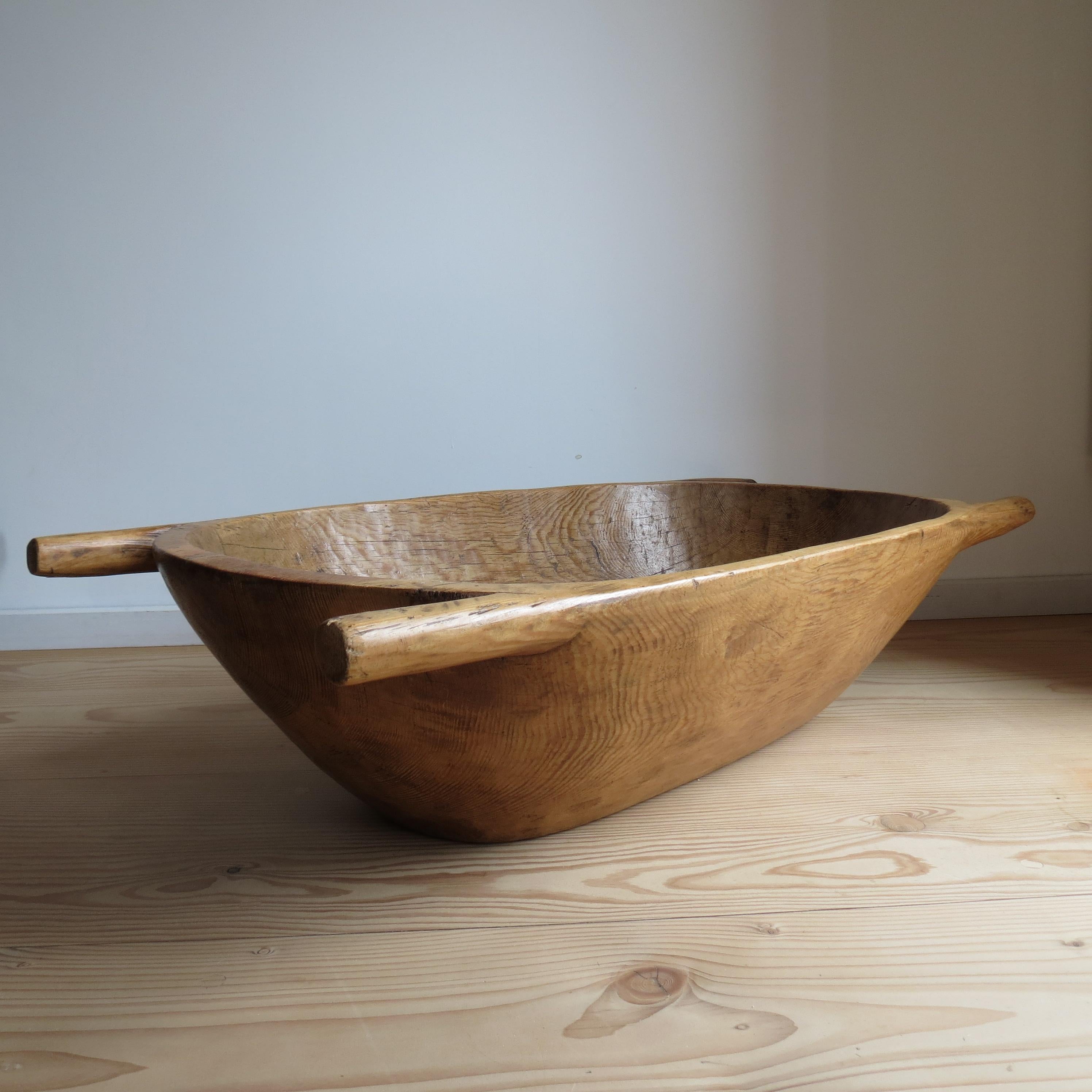 A very good heavy European trug with carrying handles from the first half of the 20th Century

Hand shaped from a single piece of wood, Douglas Fir Pine 

Very good colour and nicely patinated with tooling marks all over

Delivery can be arranged