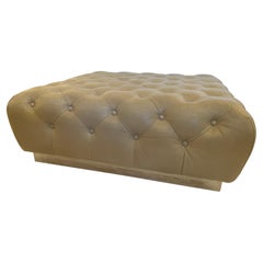 Otomana cuadrada de cuero acolchado beige muy grande con base cromada