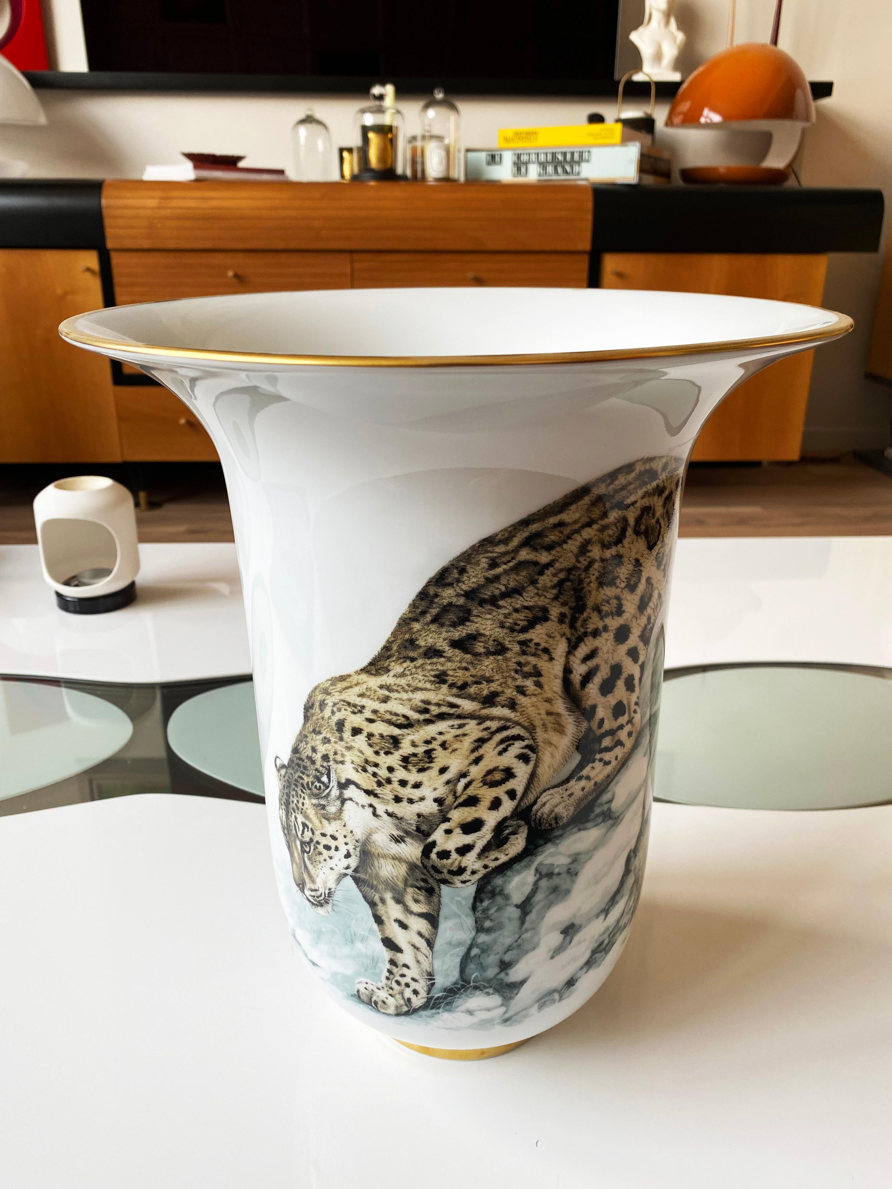 Very large Hermes vase 
Notebooks of equator 
Porcelain 
Measures: 36 height x 31,5 diameter
Perfect condition 
1800 euros.