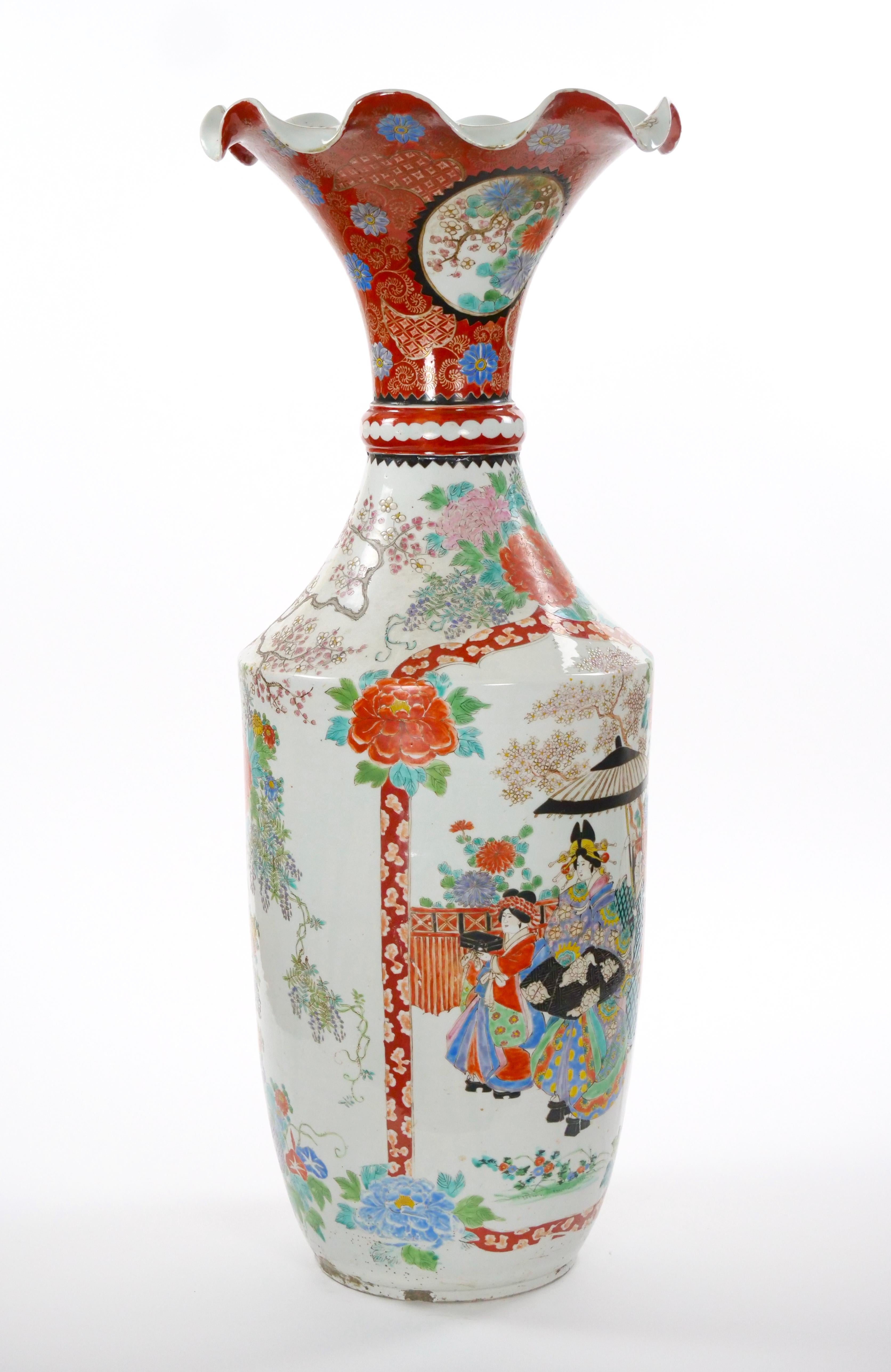 Eleganza per il tuo spazio con questo squisito vaso da terra giapponese dell'inizio del XX secolo, che vanta una maestria impareggiabile e un'eleganza senza tempo. Realizzato in fine porcellana, questo capolavoro presenta un corpo a forma di tromba,