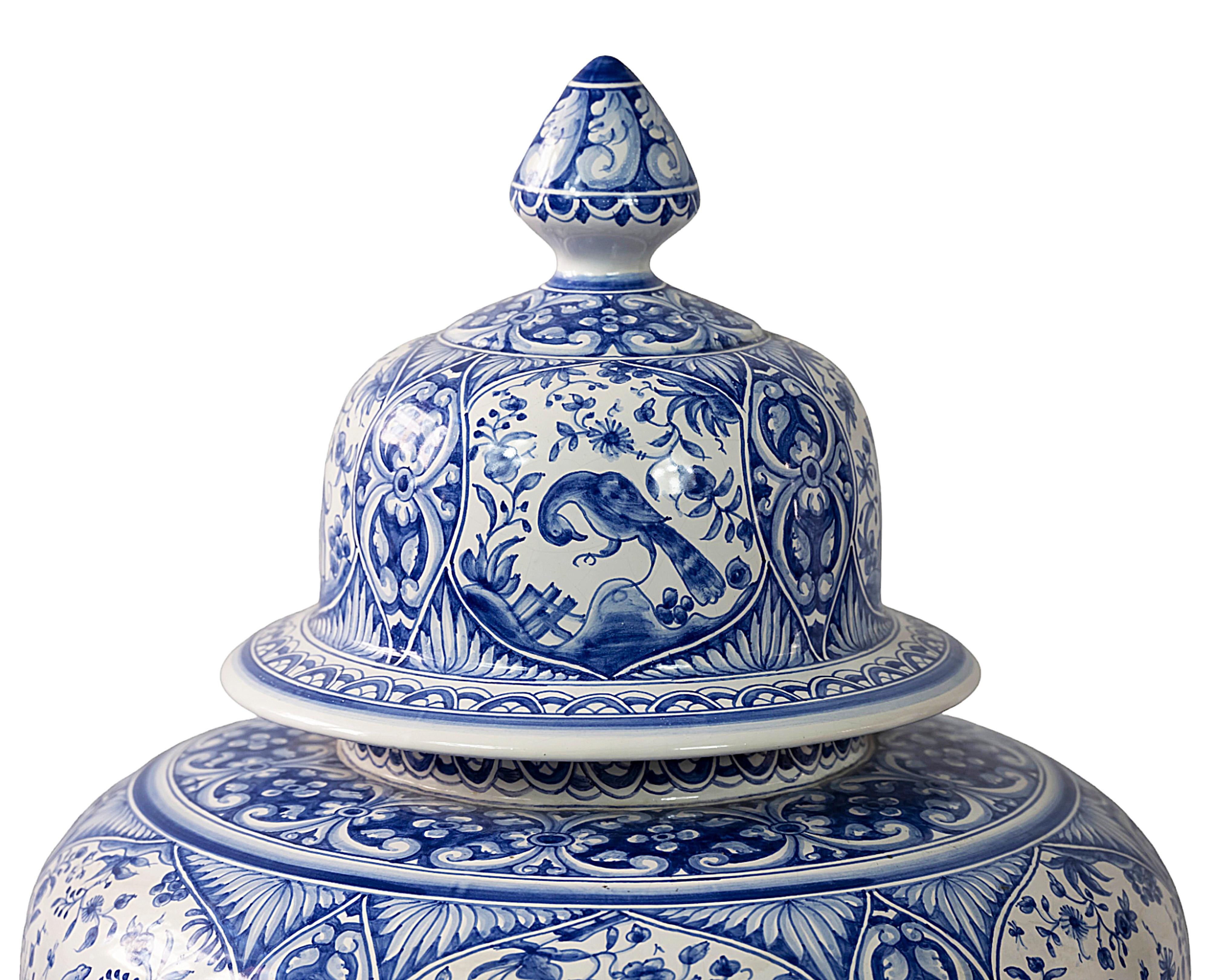 Jarrón/Urina de cerámica portuguesa muy grande pintado a mano con tapa en Bueno estado para la venta en Vilnius, LT