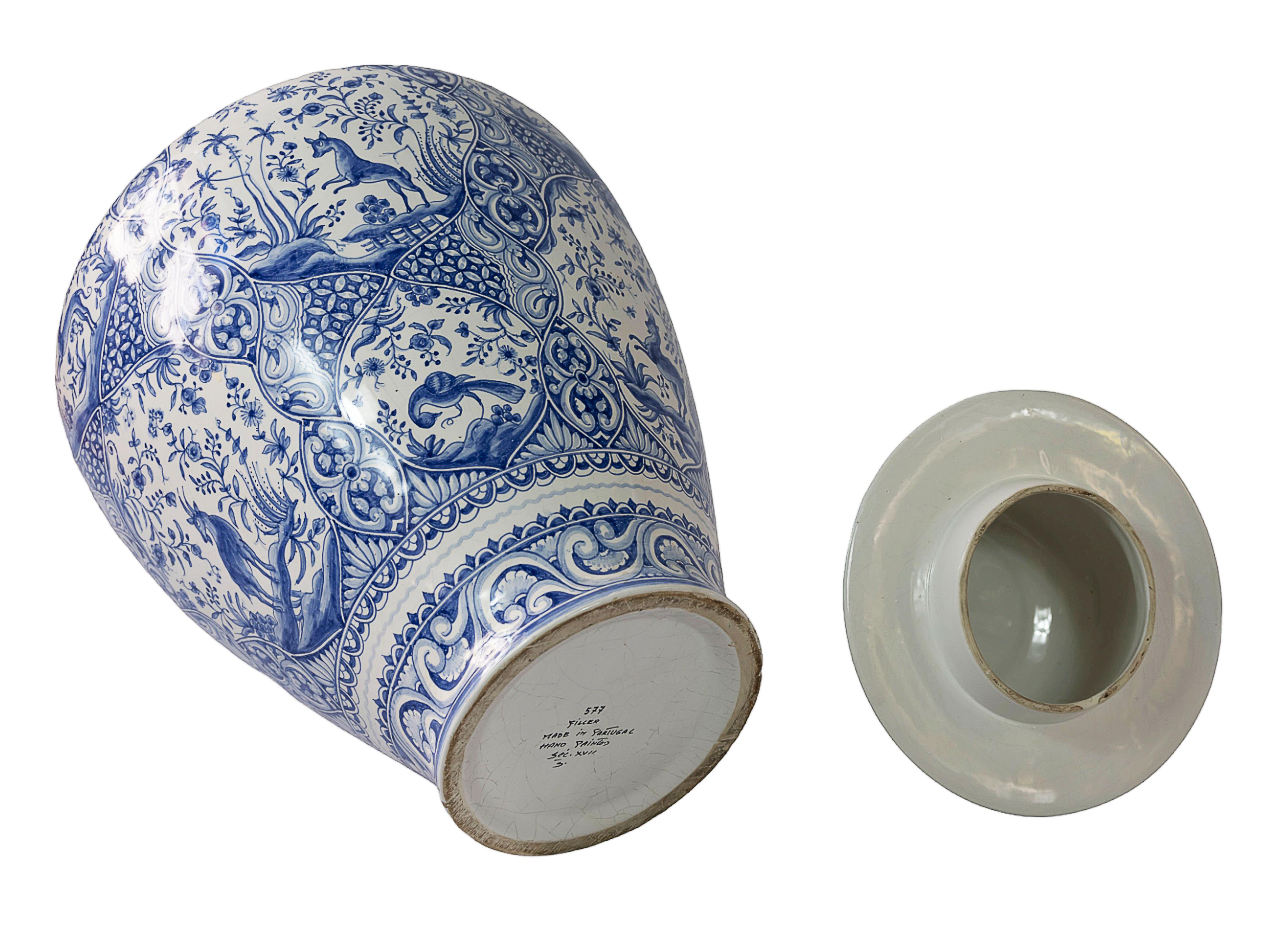 Jarrón/Urina de cerámica portuguesa muy grande pintado a mano con tapa Cerámico en venta