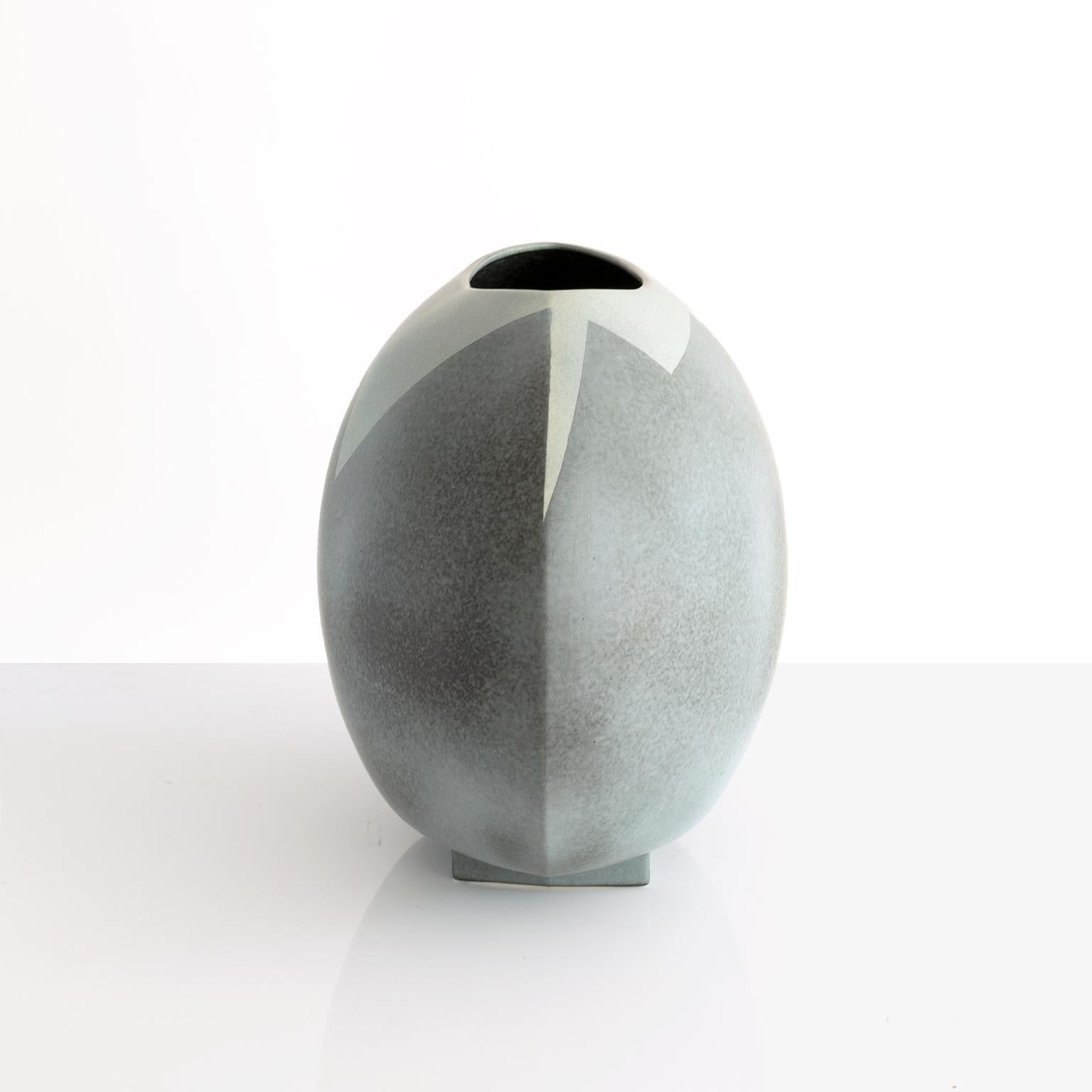 Große postmoderne Vase von Rolf Sinnemark für Rorstrand, Schweden (20. Jahrhundert) im Angebot