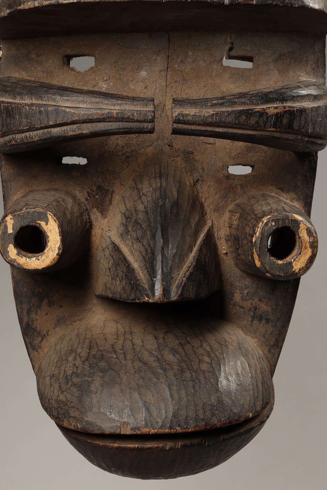 Très grand et puissant Dan Guere Nous Masque Yeux Tubulaires Côte d'Ivoire Afrique ex Fearing Abîmé - En vente à Point Richmond, CA