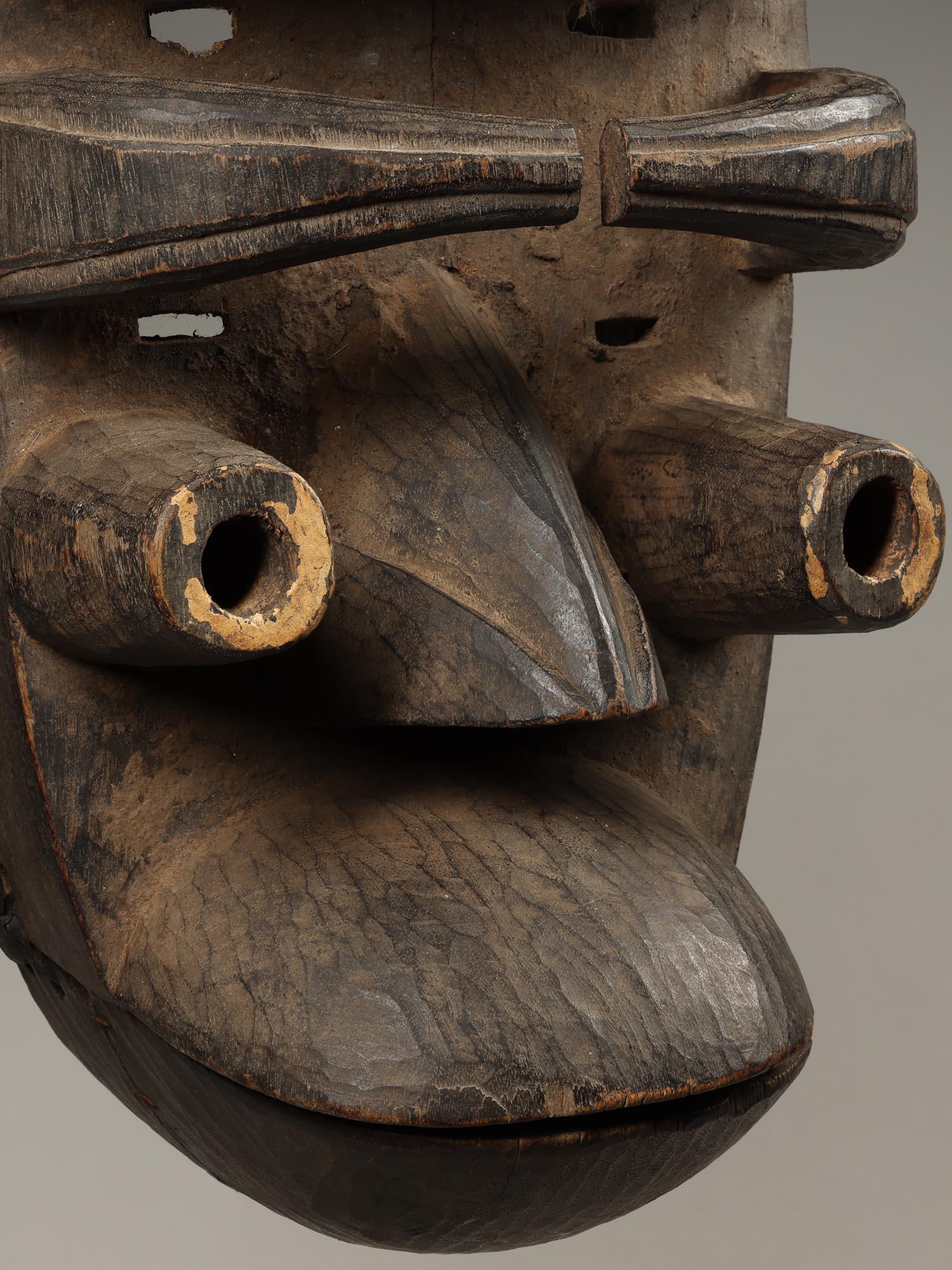 Bois Très grand et puissant Dan Guere Nous Masque Yeux Tubulaires Côte d'Ivoire Afrique ex Fearing en vente