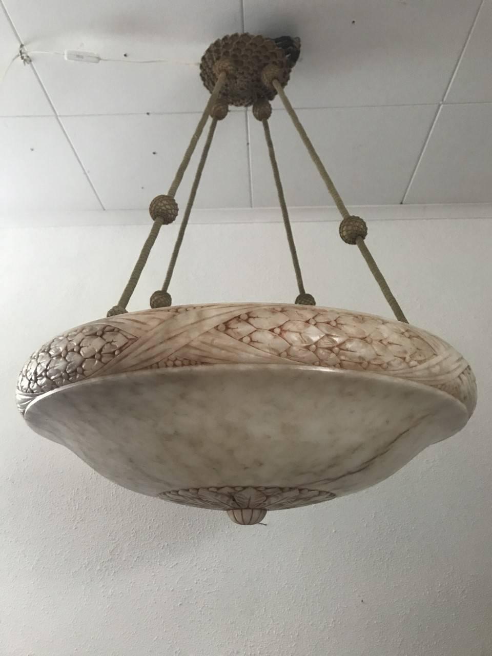 Very large rare Swedish Jugendstil Art Nouveau alabaster pendant lamp.
A very beautifully skilled carved alabaster lamp in light white beige alabaster made during the first quarter of the 20th century. The pendant measures massive 60cm in diameter