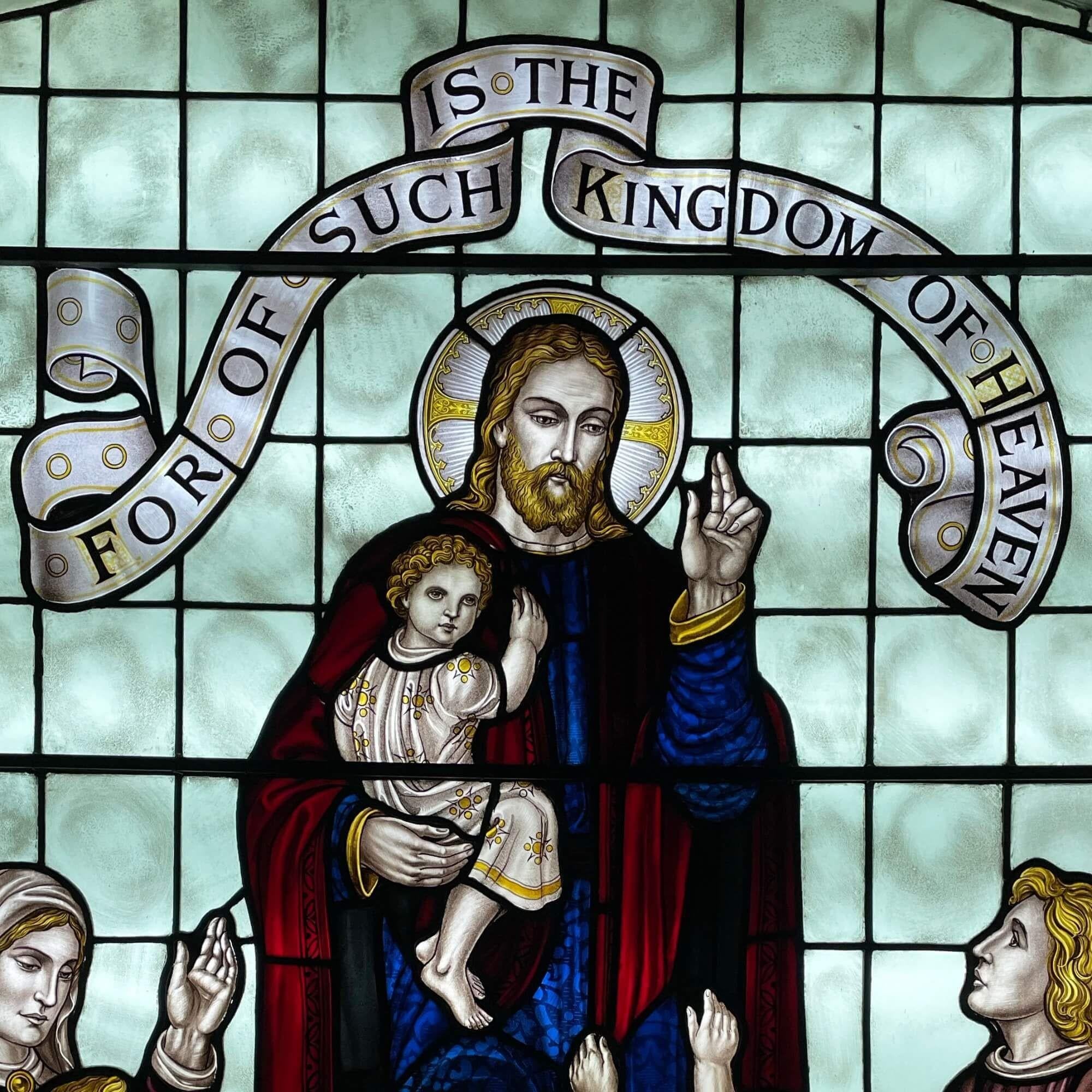 Una magnifica e grandissima vetrata religiosa di recupero realizzata da Osborne e Phillips nel 1949. Questa spettacolare finestra è alta più di 2,2 m e presenta un soggetto religioso, magnificamente ripreso da un vetro colorato e dipinto a
