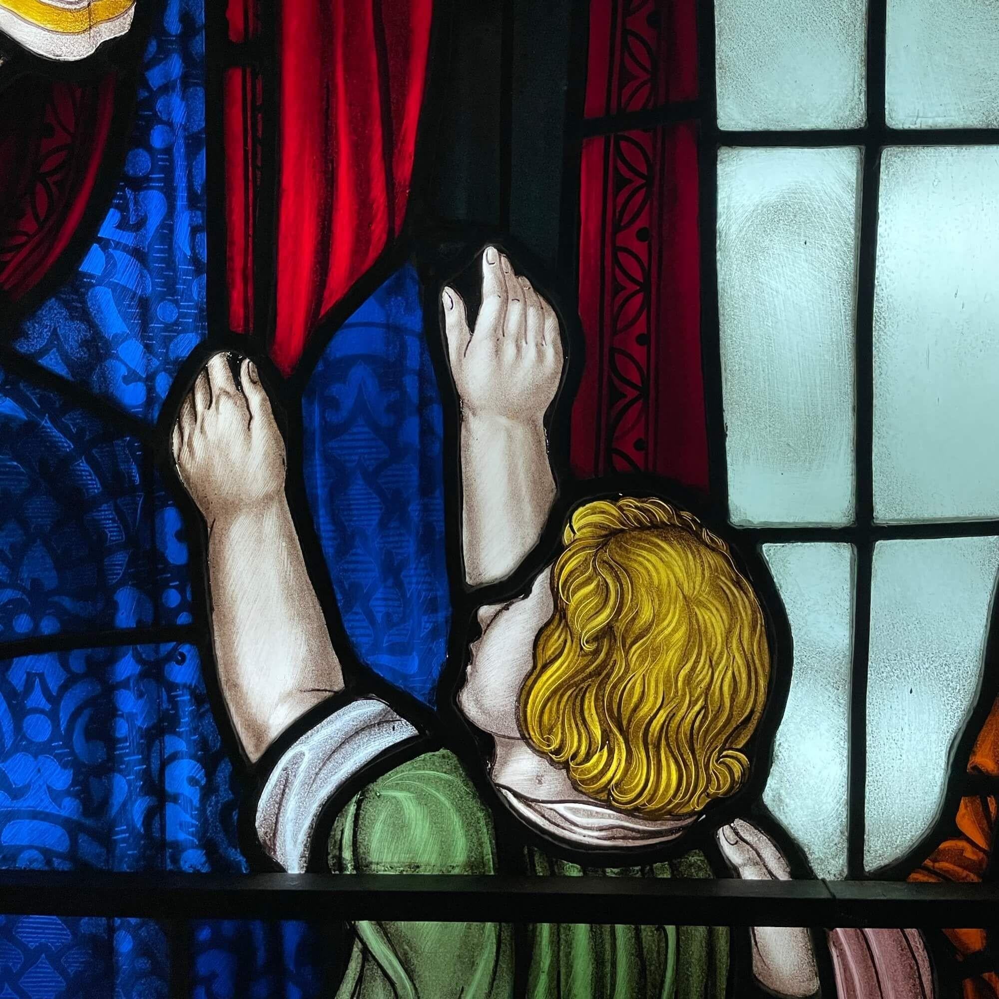 XX secolo Una vetrata religiosa di recupero molto grande in vendita