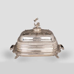 Très grand plat à couvercle en argent massif d'époque Régence de Barnard avec provenance