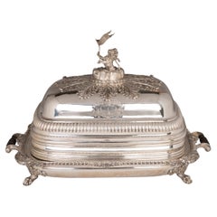 Piatto con coperchio in argento massiccio molto grande del periodo Regency di Barnards con provenienza