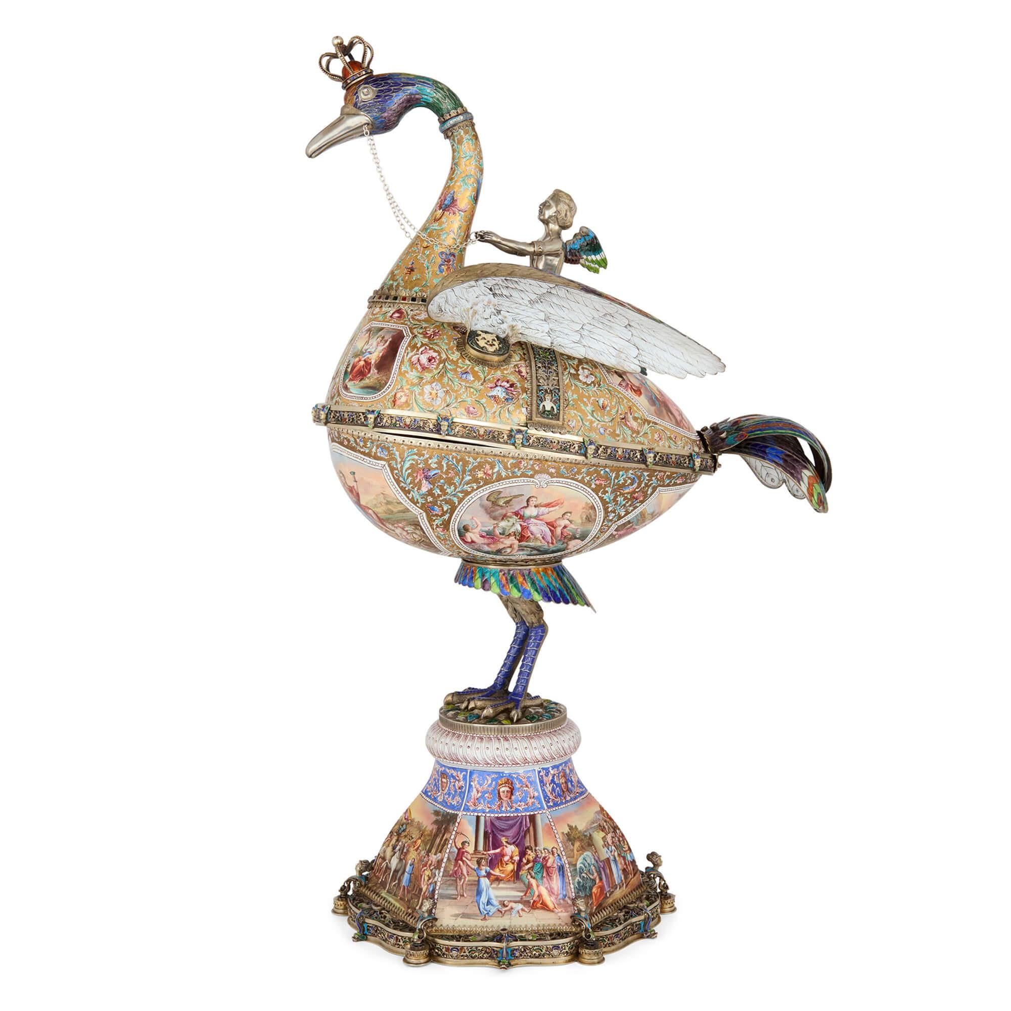 Escultura renacentista muy grande de plata dorada y esmalte de Böhm
Austriaco, c. 1880 
Altura 68 cm, anchura 42 cm, profundidad 29 cm

Esta impresionante escultura, creada hacia 1880 por Hermann Böhm, ejemplifica el extraordinario talento de uno de