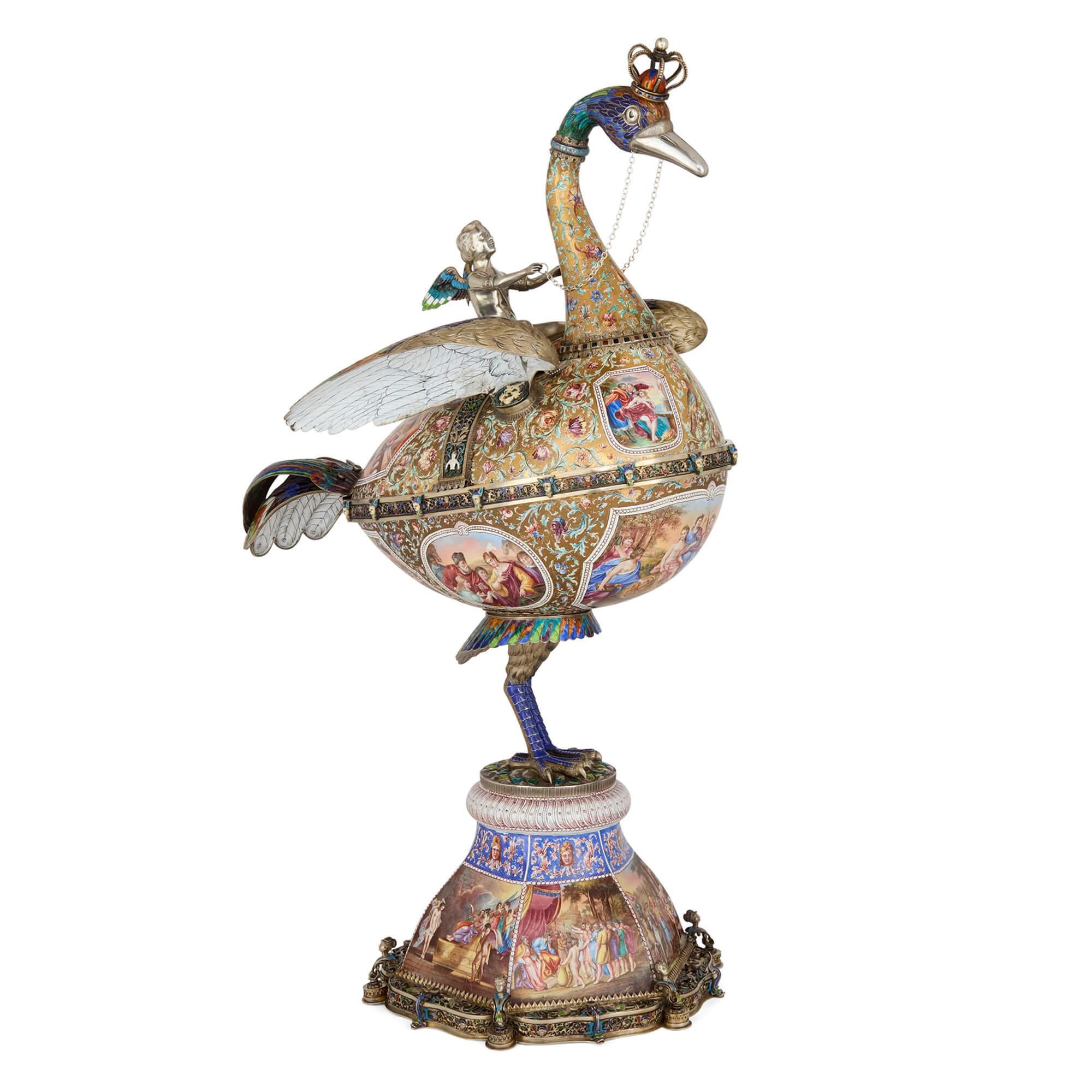 Escultura renacentista muy grande de plata dorada y esmalte de Böhm Austríaco en venta