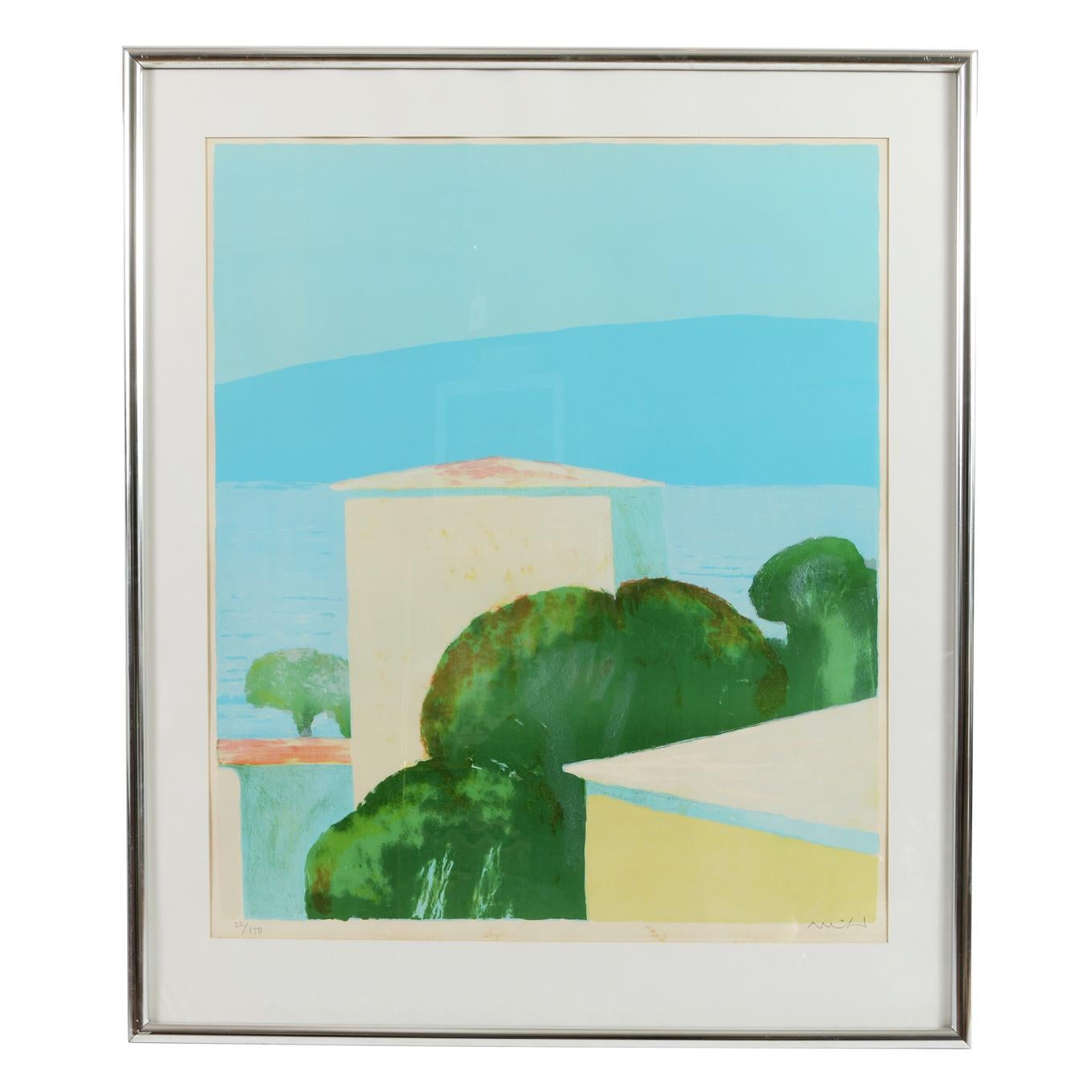 Questa grande litografia incorniciata di Roger Muhl presenta una scena tranquilla e onirica come se fosse vista dal punto di vista di una finestra. La composizione presenta il lato di un edificio giallo pallido, che contrasta dolcemente con la