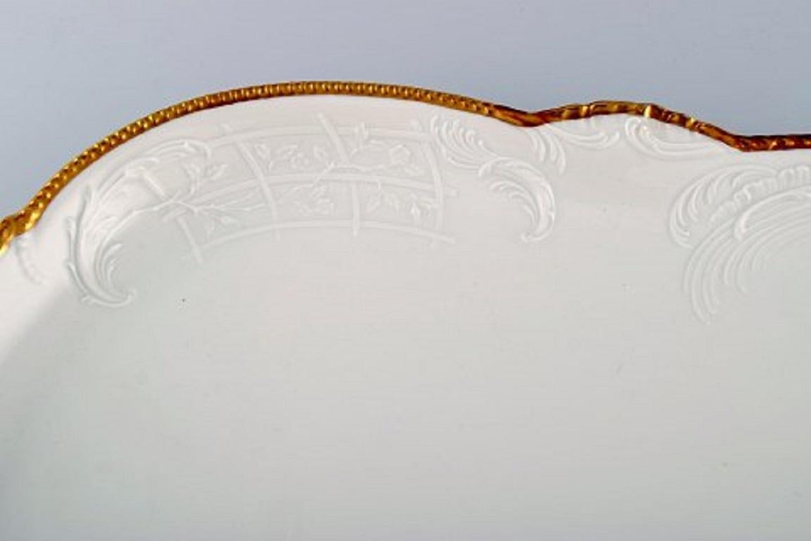 Very large Rosenthal Sans Souci serving dish in porcelain with flowers and foliage in relief and gold edge, 
20th century.
Measures: 49 x 31 x 5.5 cm.
In very good condition.
Stamped.