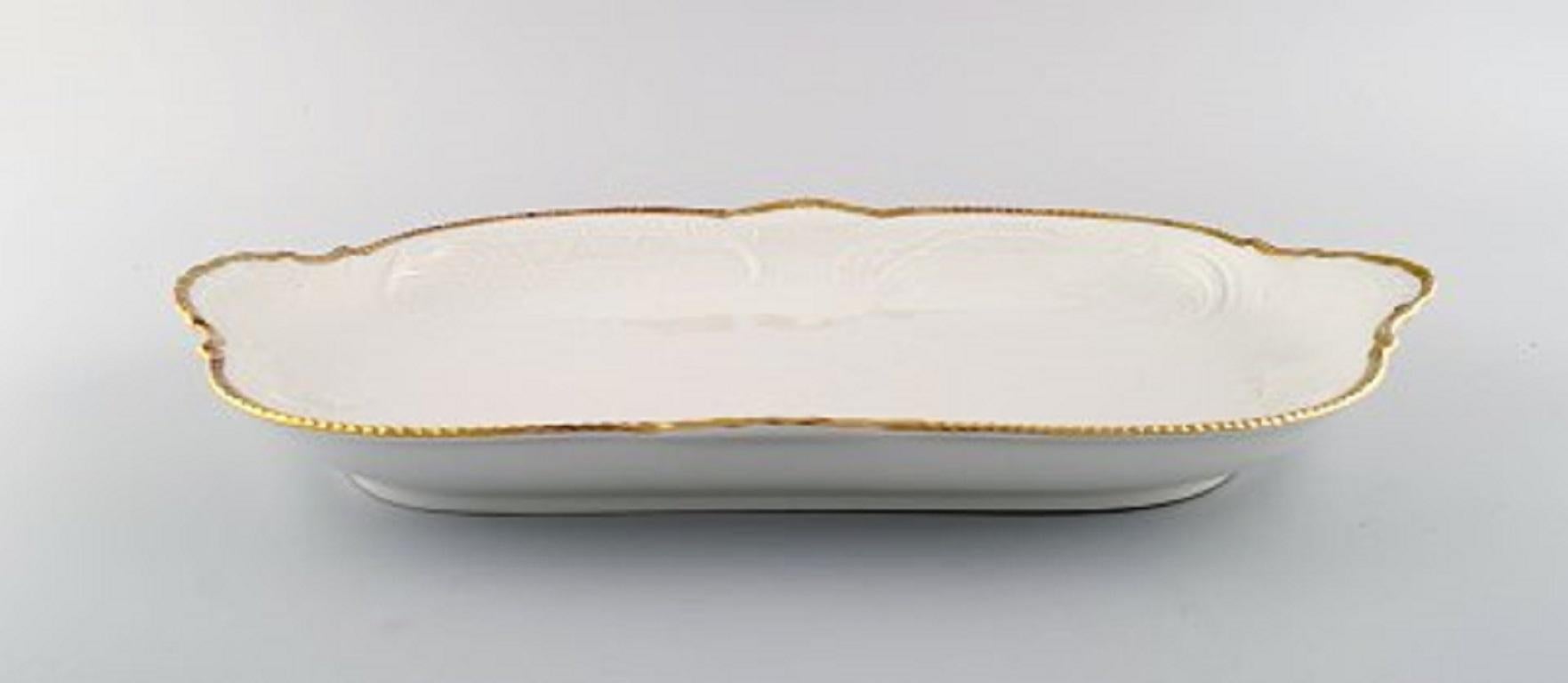 Large Rosenthal sans souci serving dish in porcelain with flowers and foliage in relief and gold edge,
20th century.
Measures: 39 x 24 x 4.5 cm.
In very good condition.
Stamped.