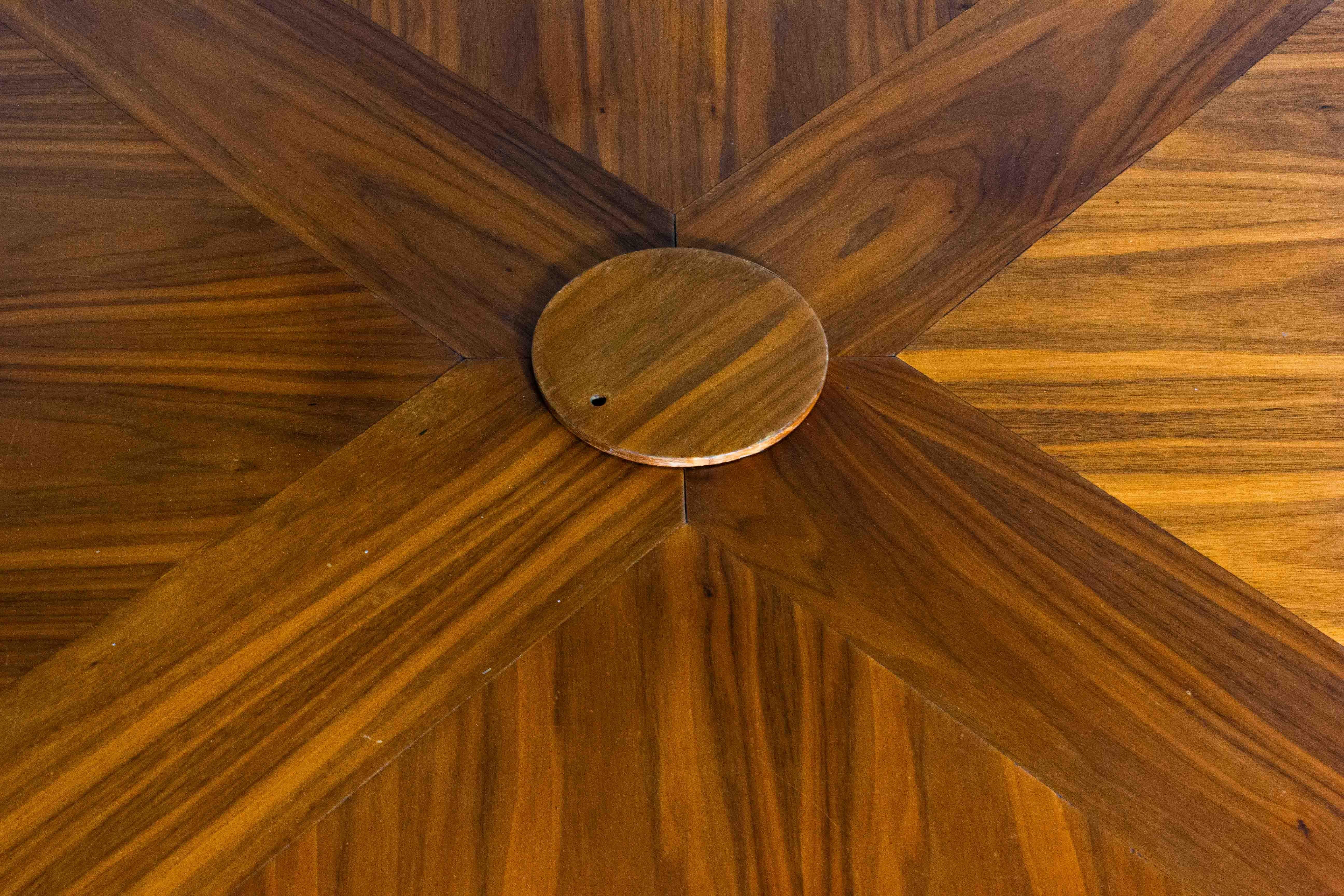 Legno Tavolo da pranzo rotondo in radica molto grande, Paesi Bassi, anni '60