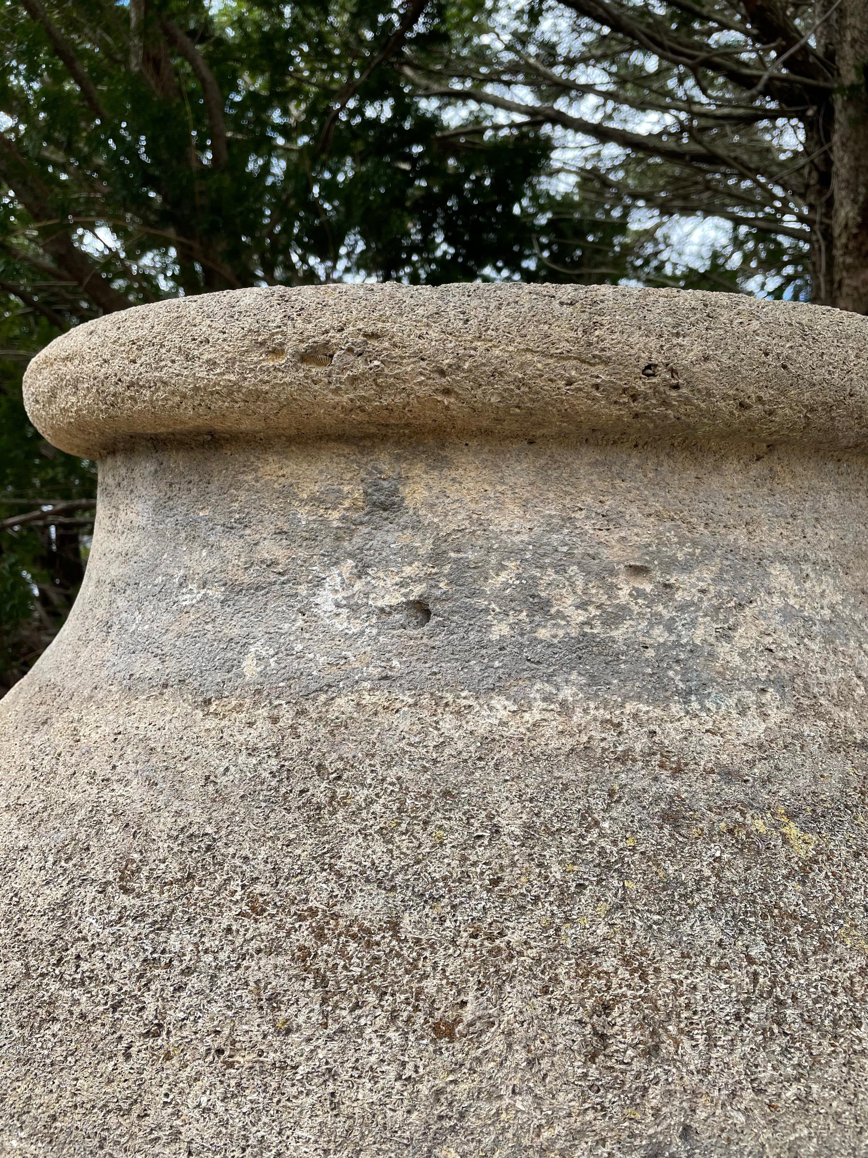 Très grand pot/pot de plantes rond en pierre sculptée français en vente 1