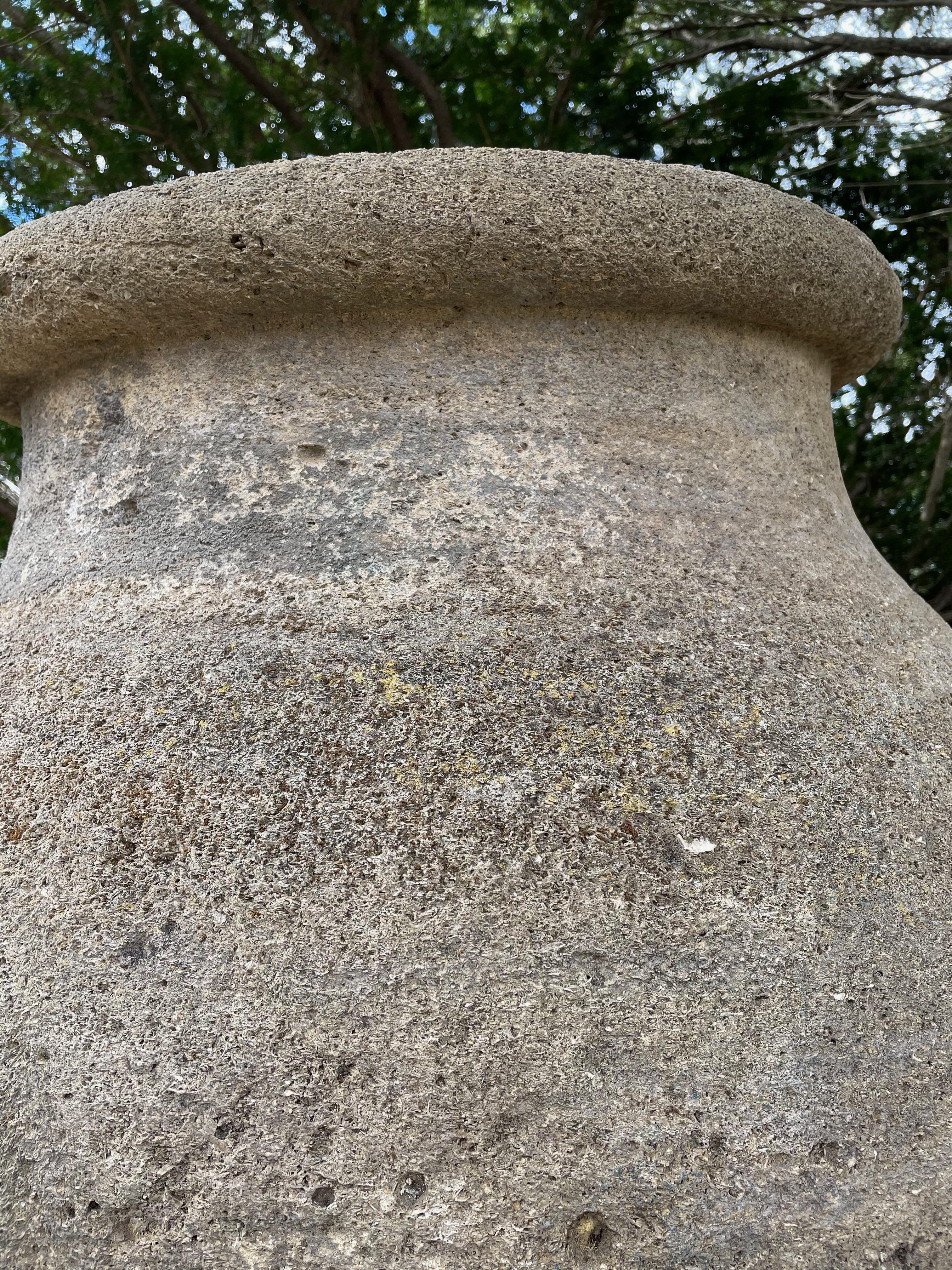 Très grand pot/pot de plantes rond en pierre sculptée français en vente 2