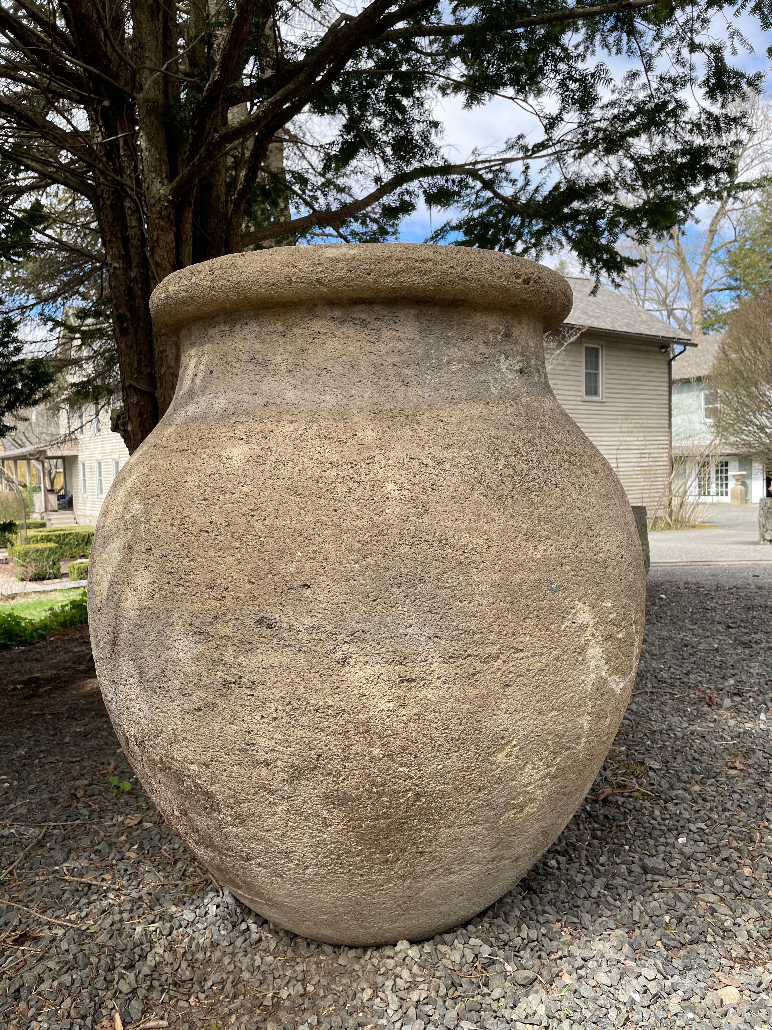 Récemment, nous avons pu nous procurer cinq énormes pots en pierre sculptés dans la Pierre de Rognes, une pierre très dure de la région d'Aix en Provence, et ils sont magnifiques. A parois épaisses, très rare, et en très bon état, ce pot aux formes