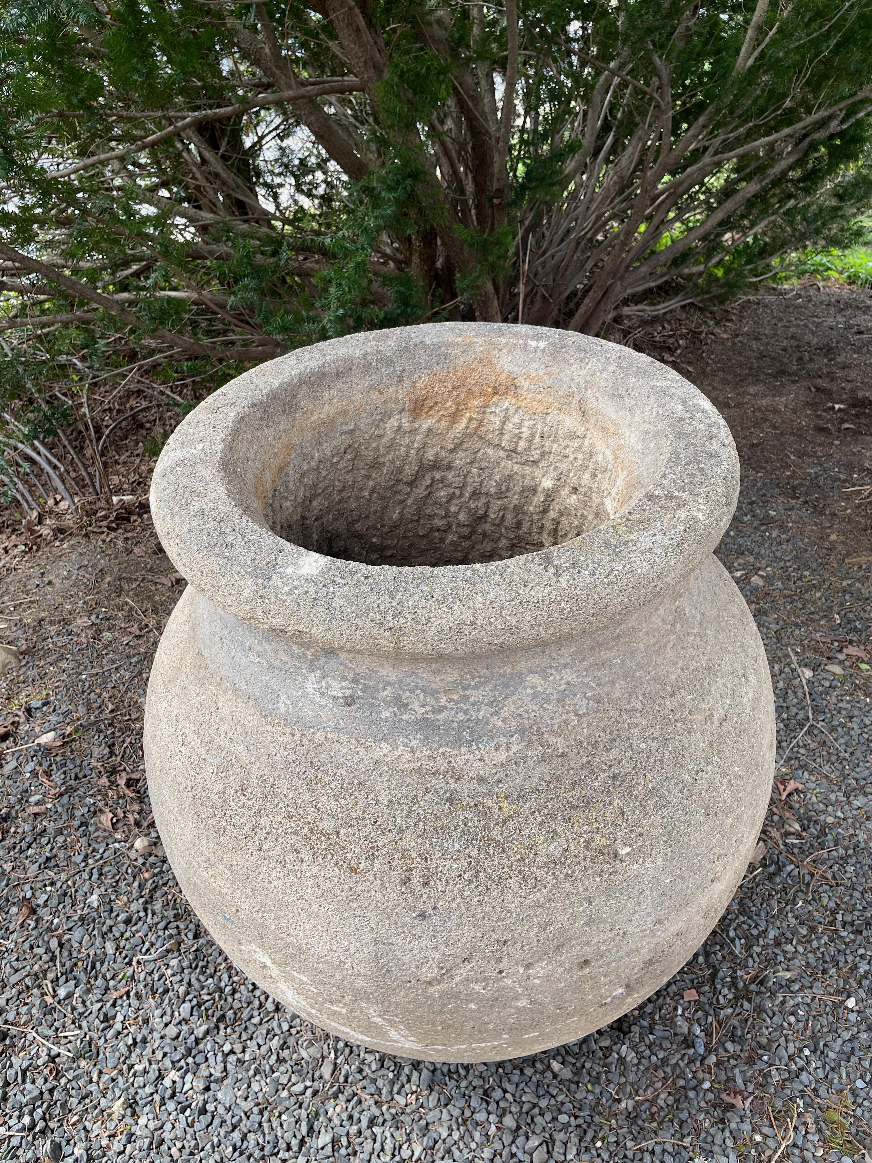 Rustique Très grand pot/pot de plantes rond en pierre sculptée français en vente