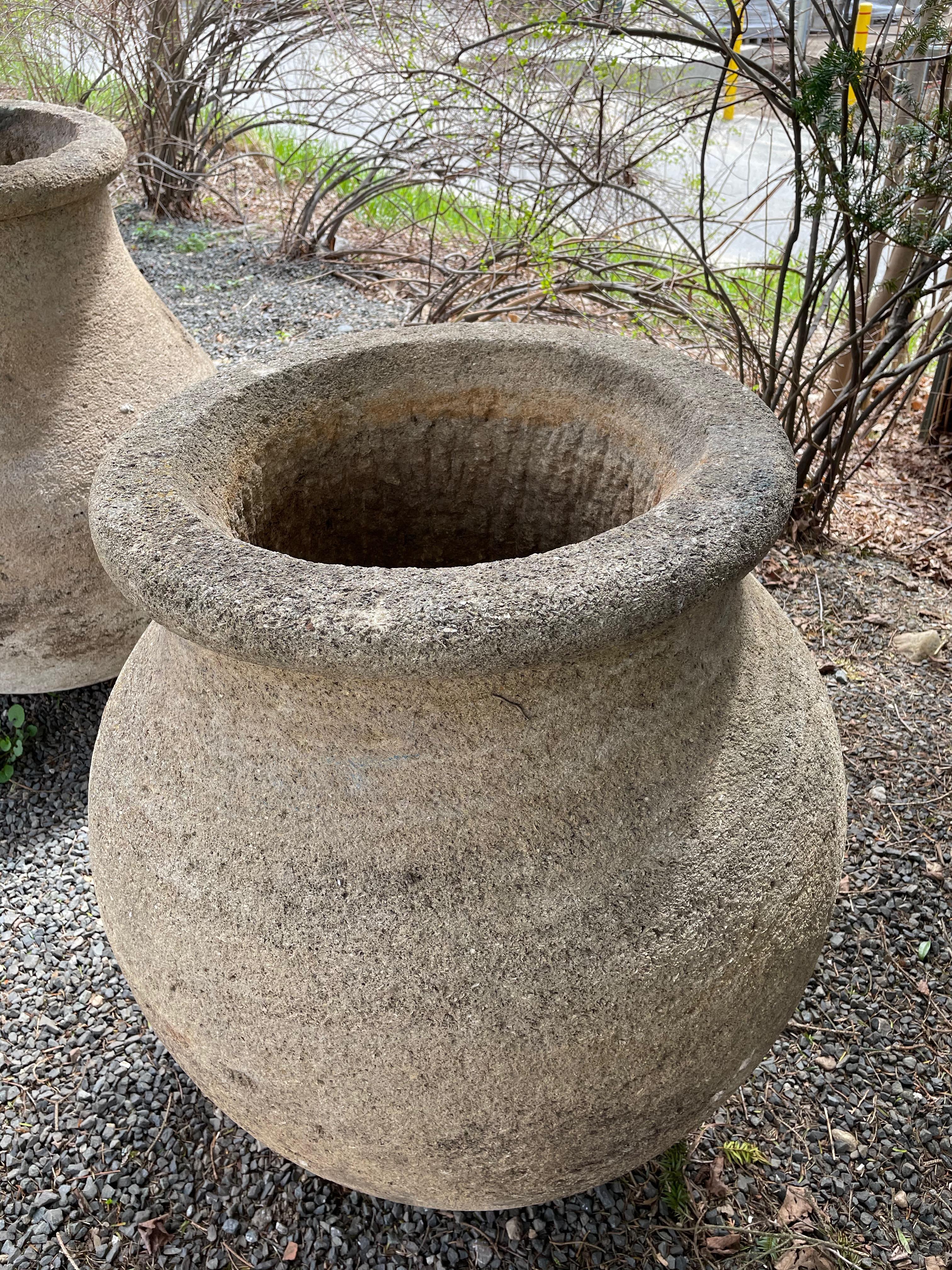 Français Très grand pot/pot de plantes rond en pierre sculptée français en vente