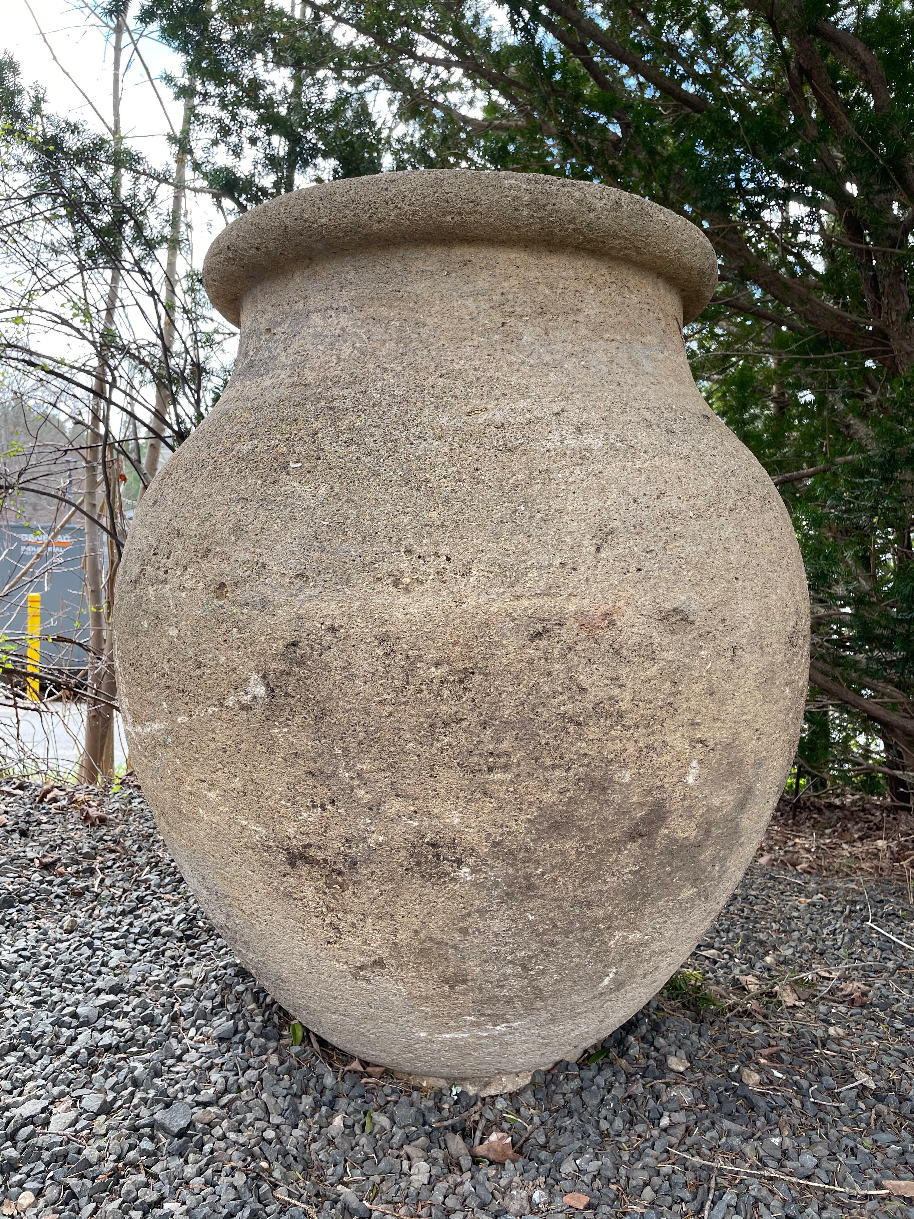 Sculpté à la main Très grand pot/pot de plantes rond en pierre sculptée français en vente