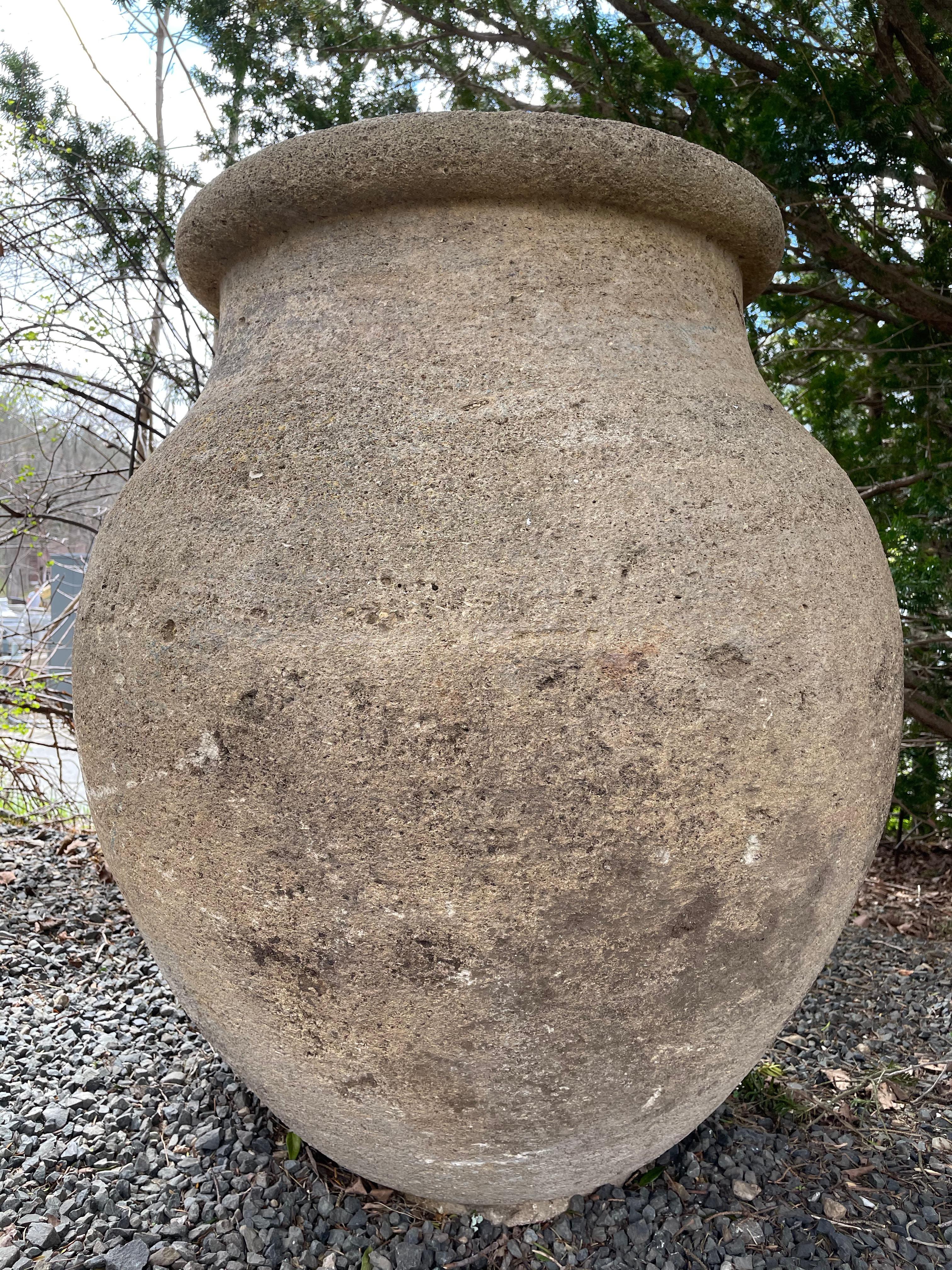 Très grand pot/pot de plantes rond en pierre sculptée français Bon état - En vente à Woodbury, CT