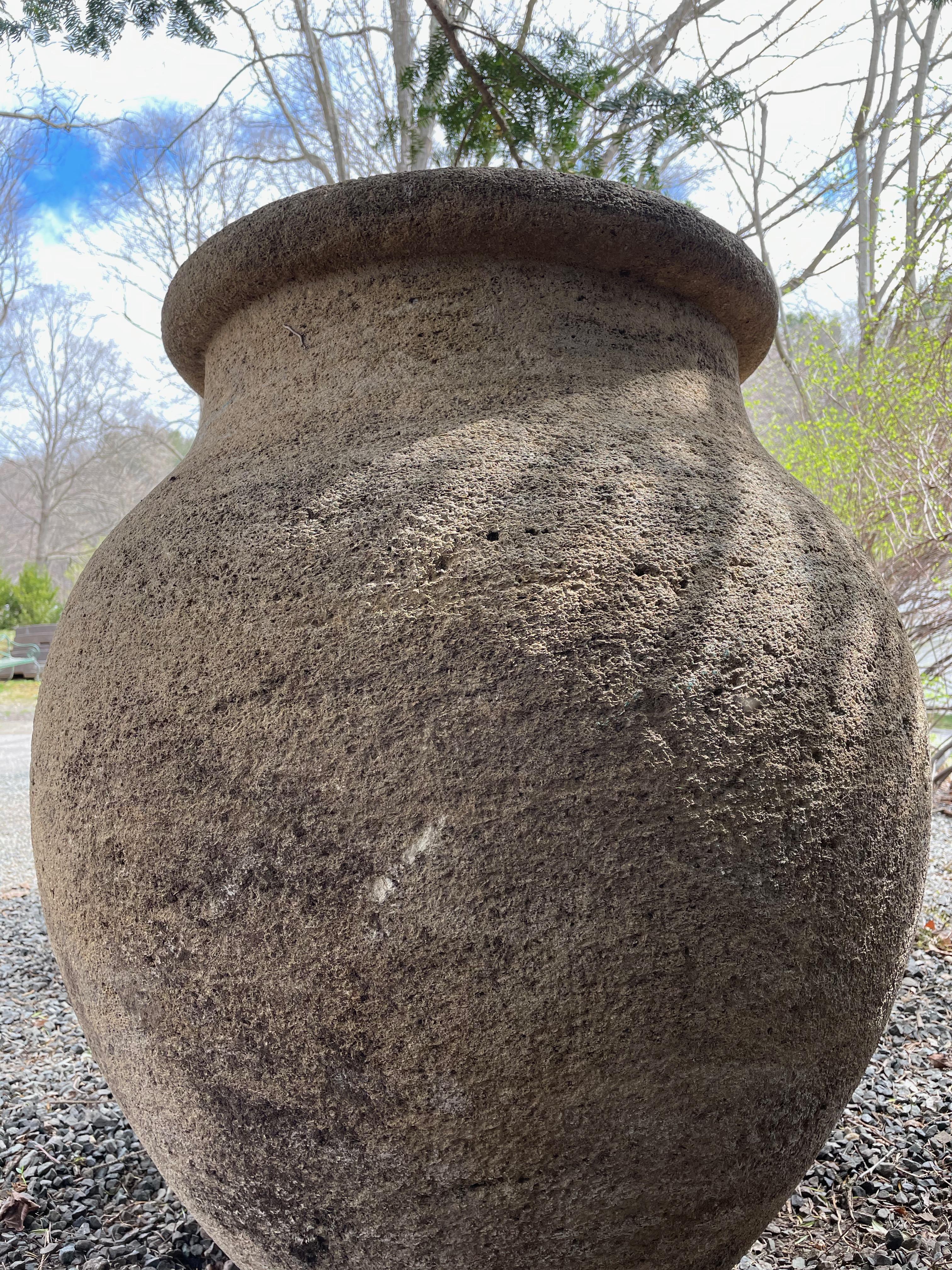 20ième siècle Très grand pot/pot de plantes rond en pierre sculptée français en vente
