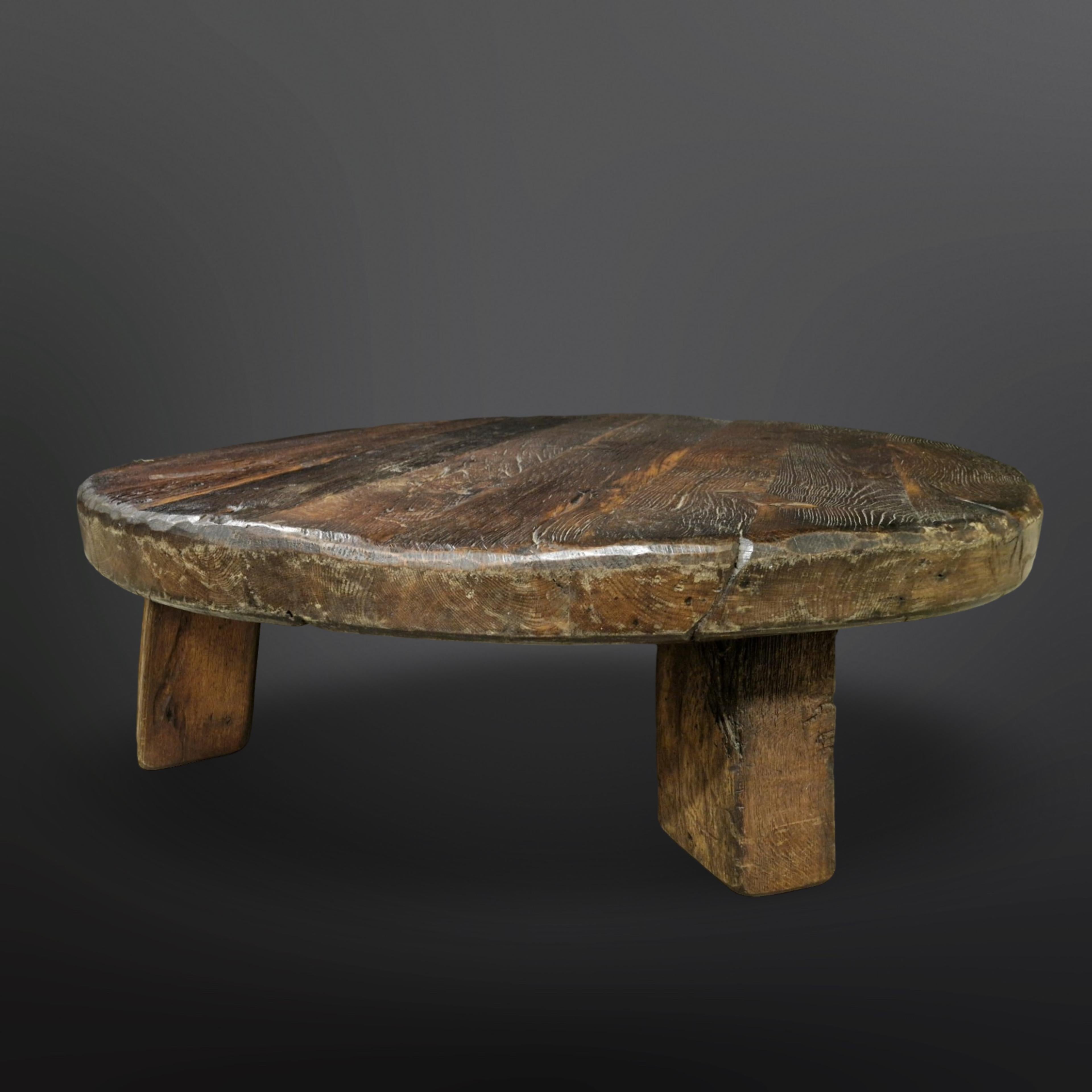 Fait main Très grande table basse ronde en chêne massif wabi sabi, années 1950. en vente